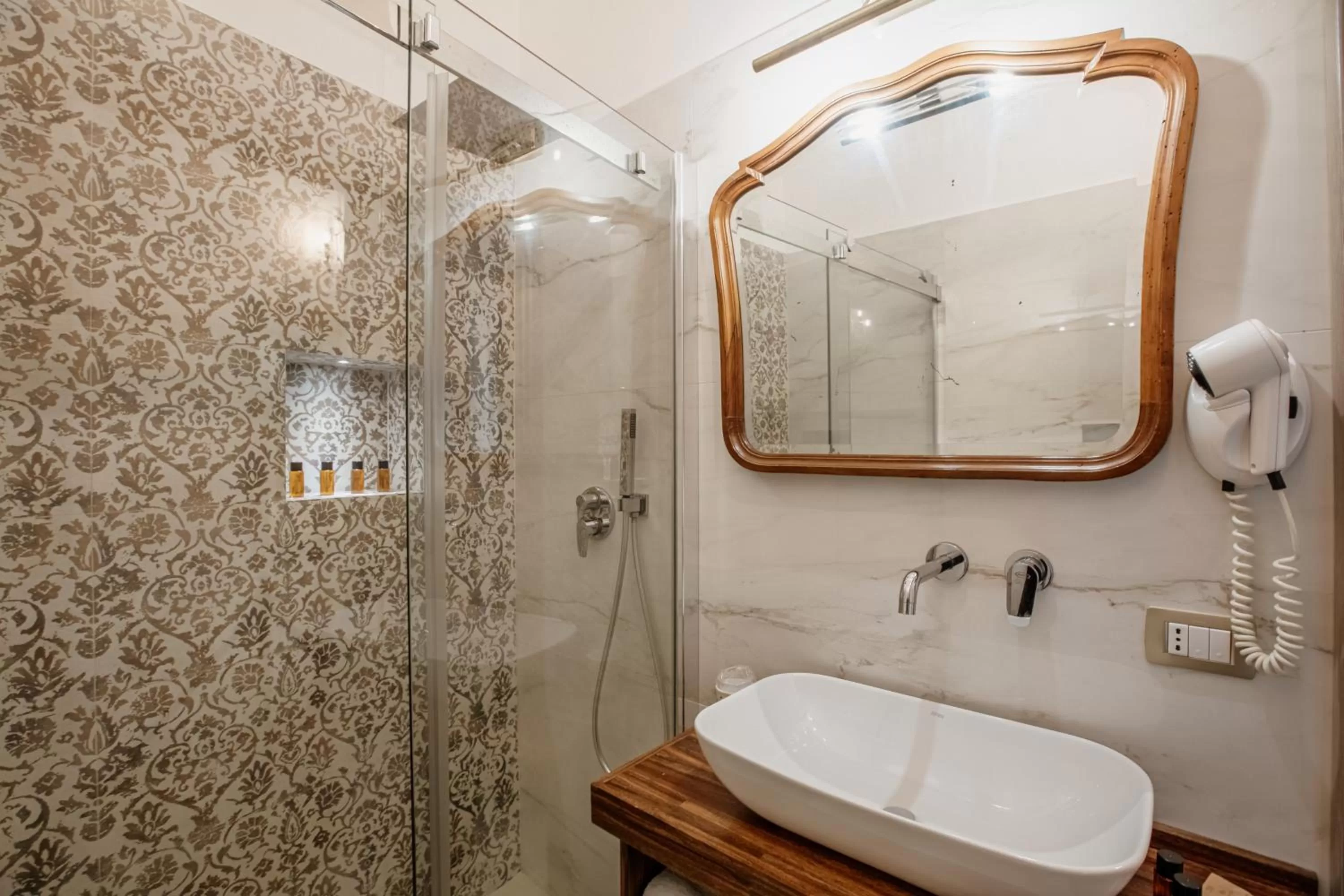 Bathroom in Palazzo Giunta - Porta Marina Ortigia