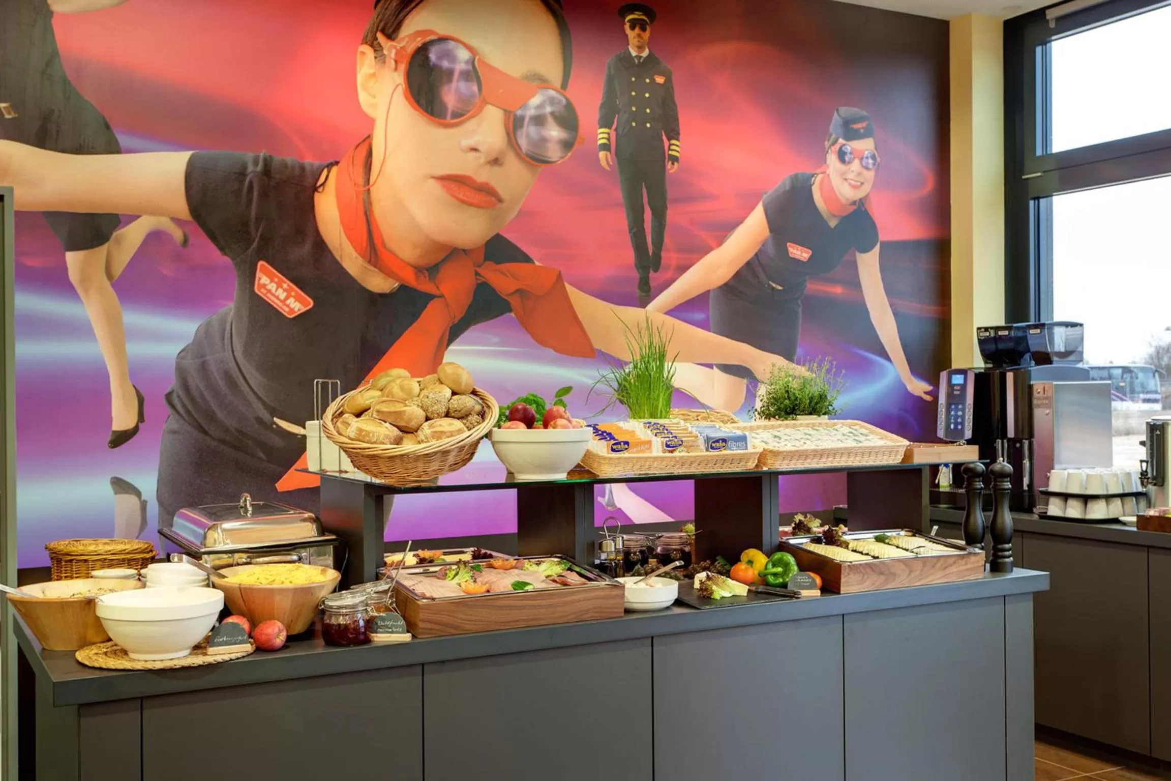 Restaurant/places to eat in MEININGER Hotel Frankfurt Main / Airport