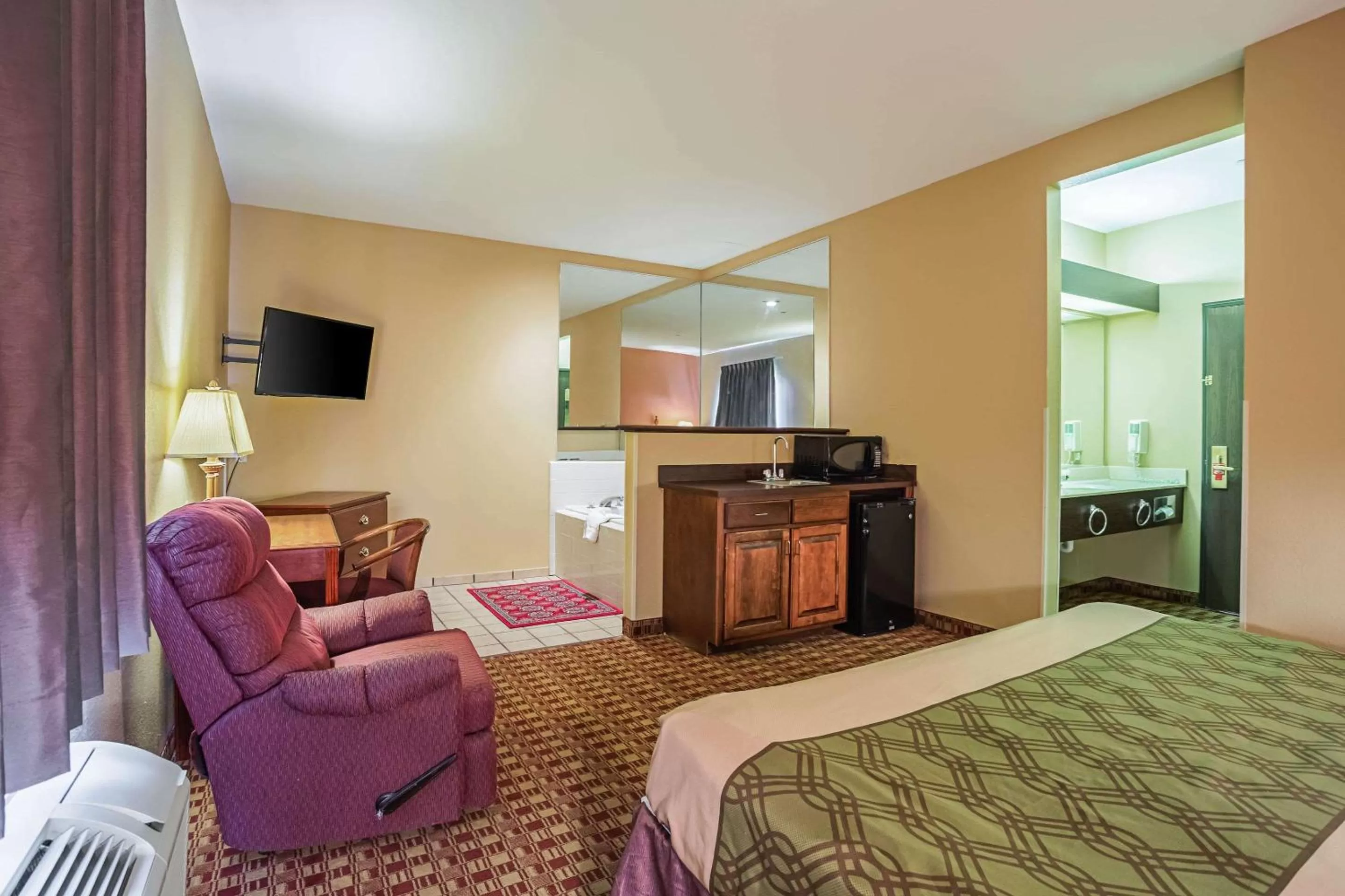 Photo of the whole room, Bed in Econo Lodge Inn & Suites Ripley