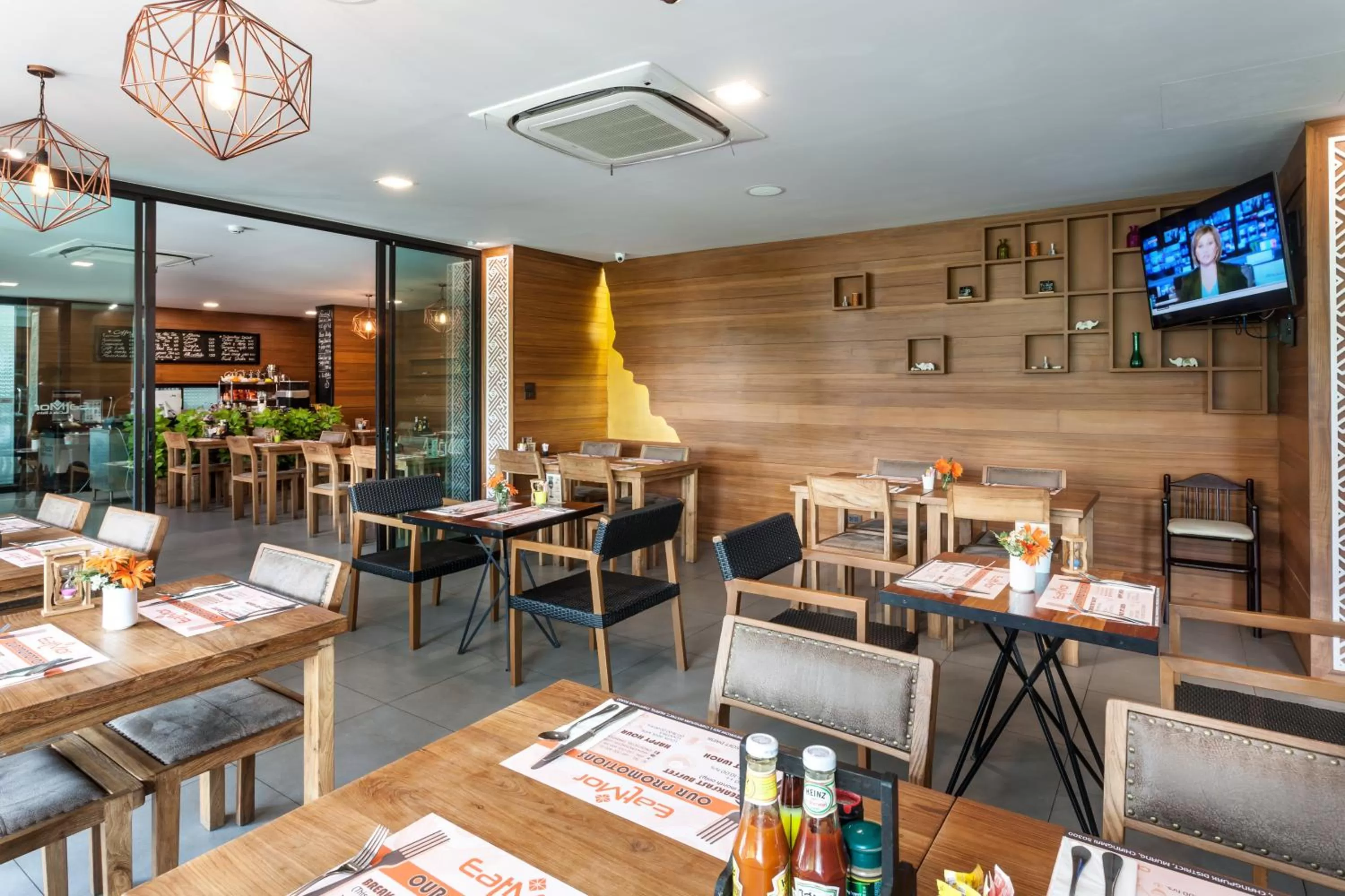 Restaurant/places to eat in Cmor Nimman by Recall Hotels