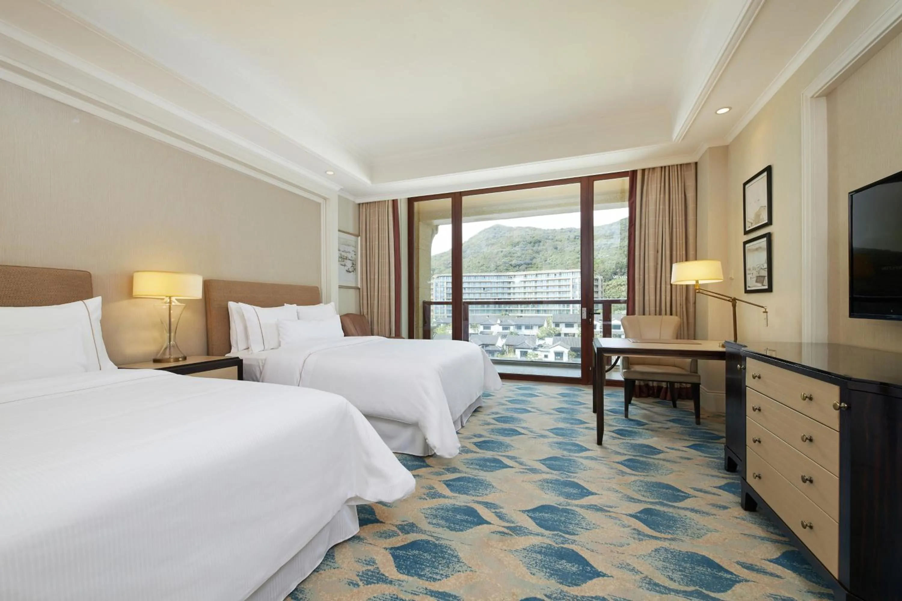 Photo of the whole room, Bed in The Westin Zhujiajian Resort, Zhoushan