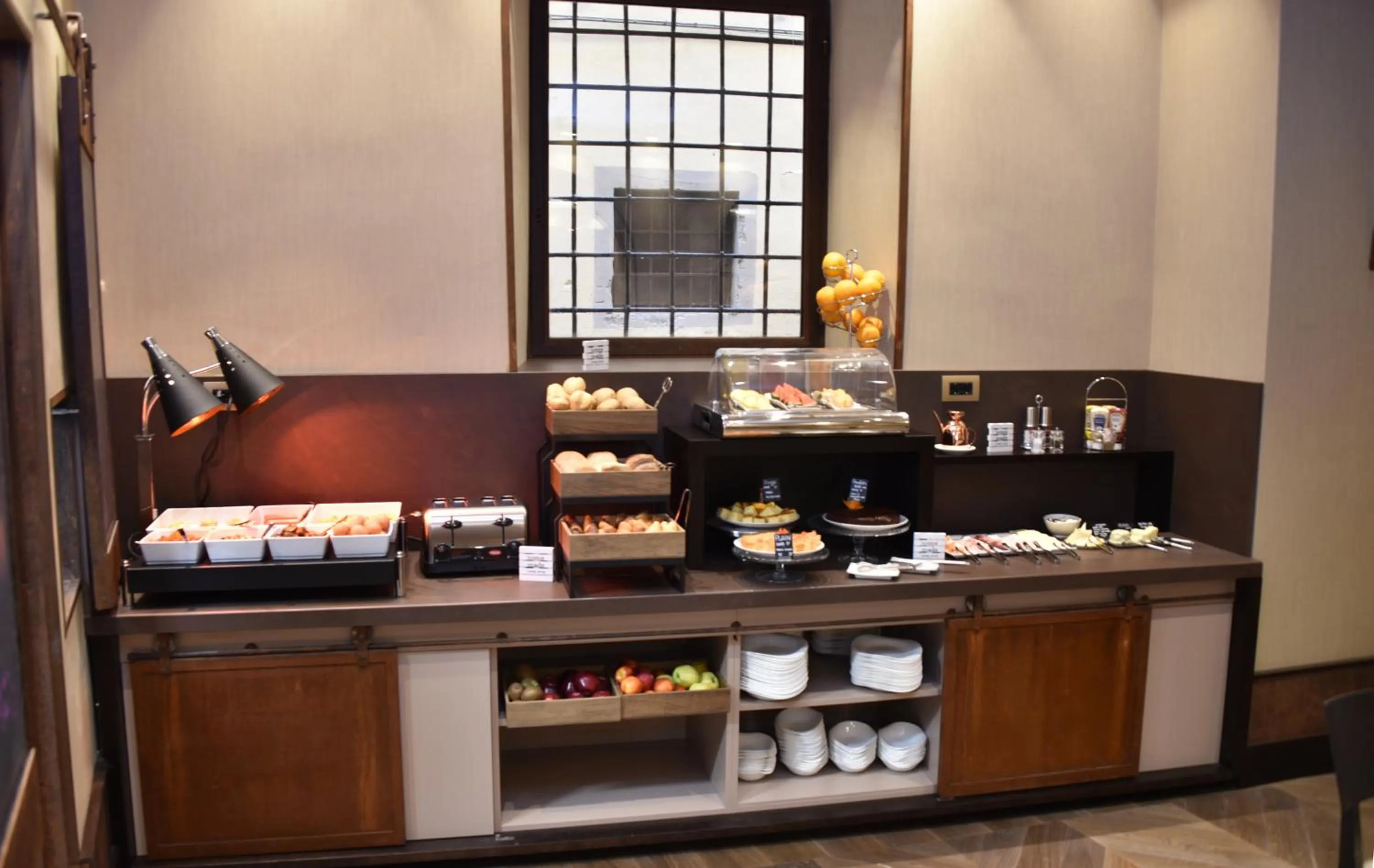 Restaurant/places to eat in Solo Experience Hotel