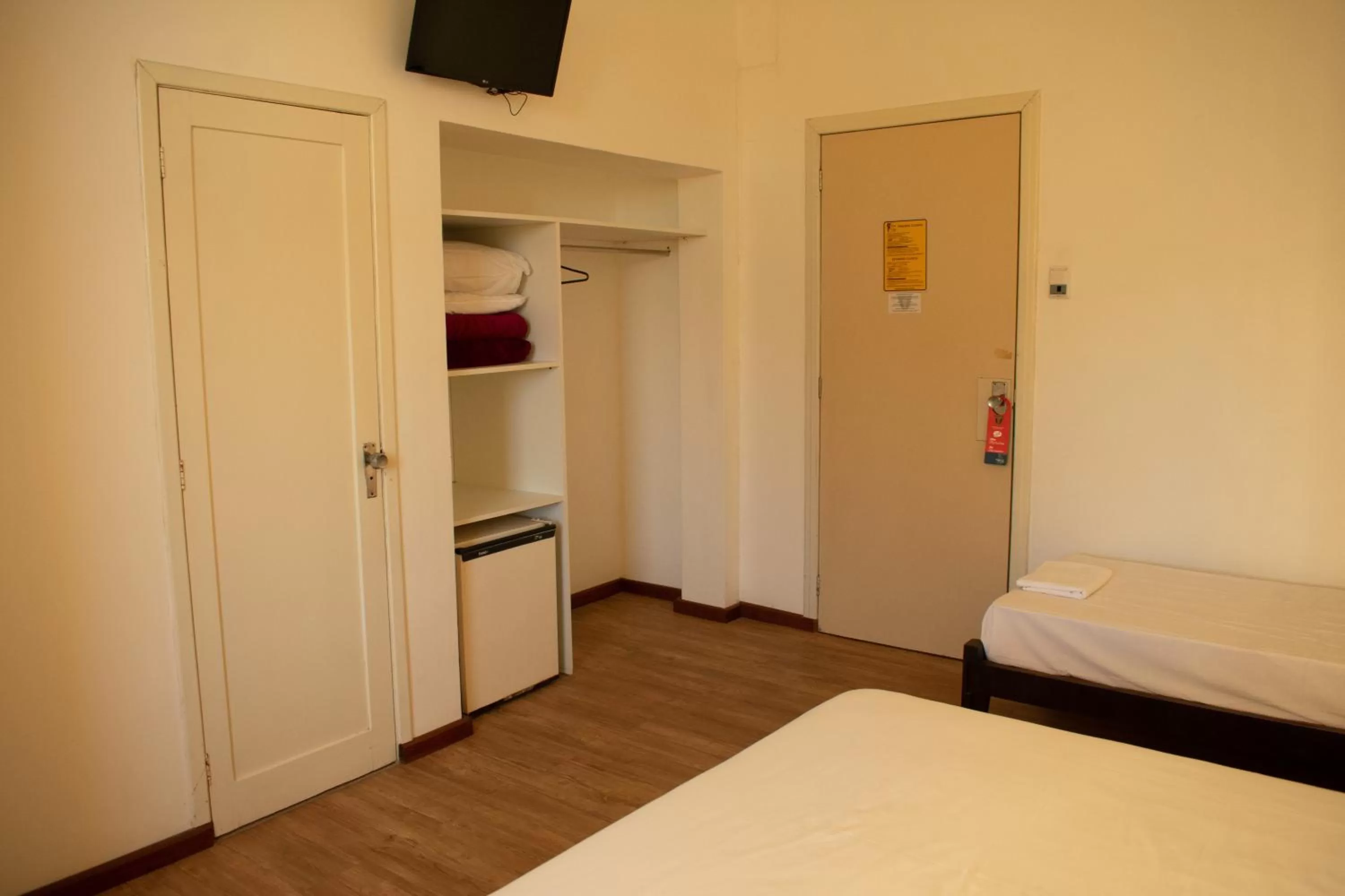 Photo of the whole room, Bed in Farol Hotel