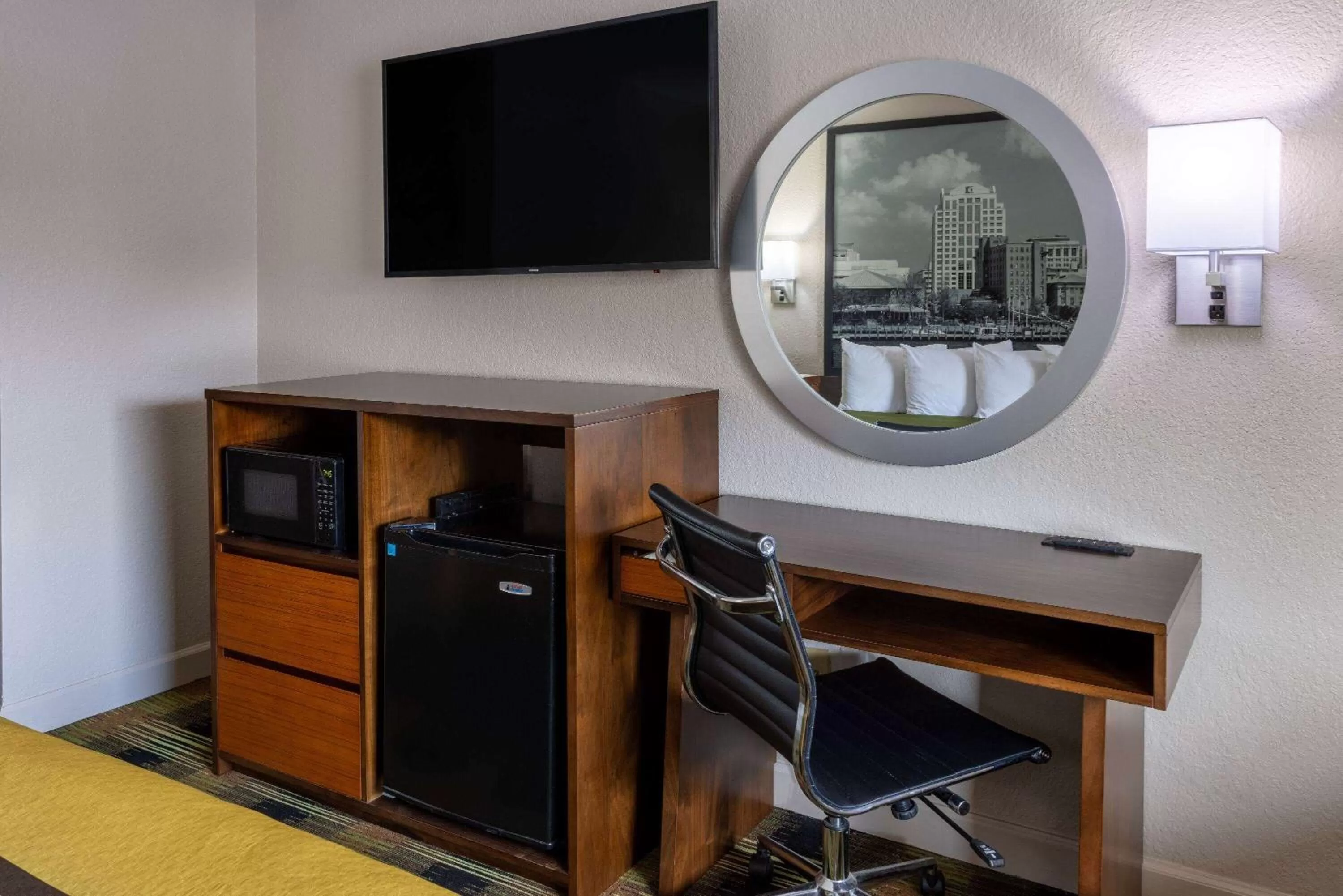 Photo of the whole room in Super 8 by Wyndham Williamsburg/Historic Area