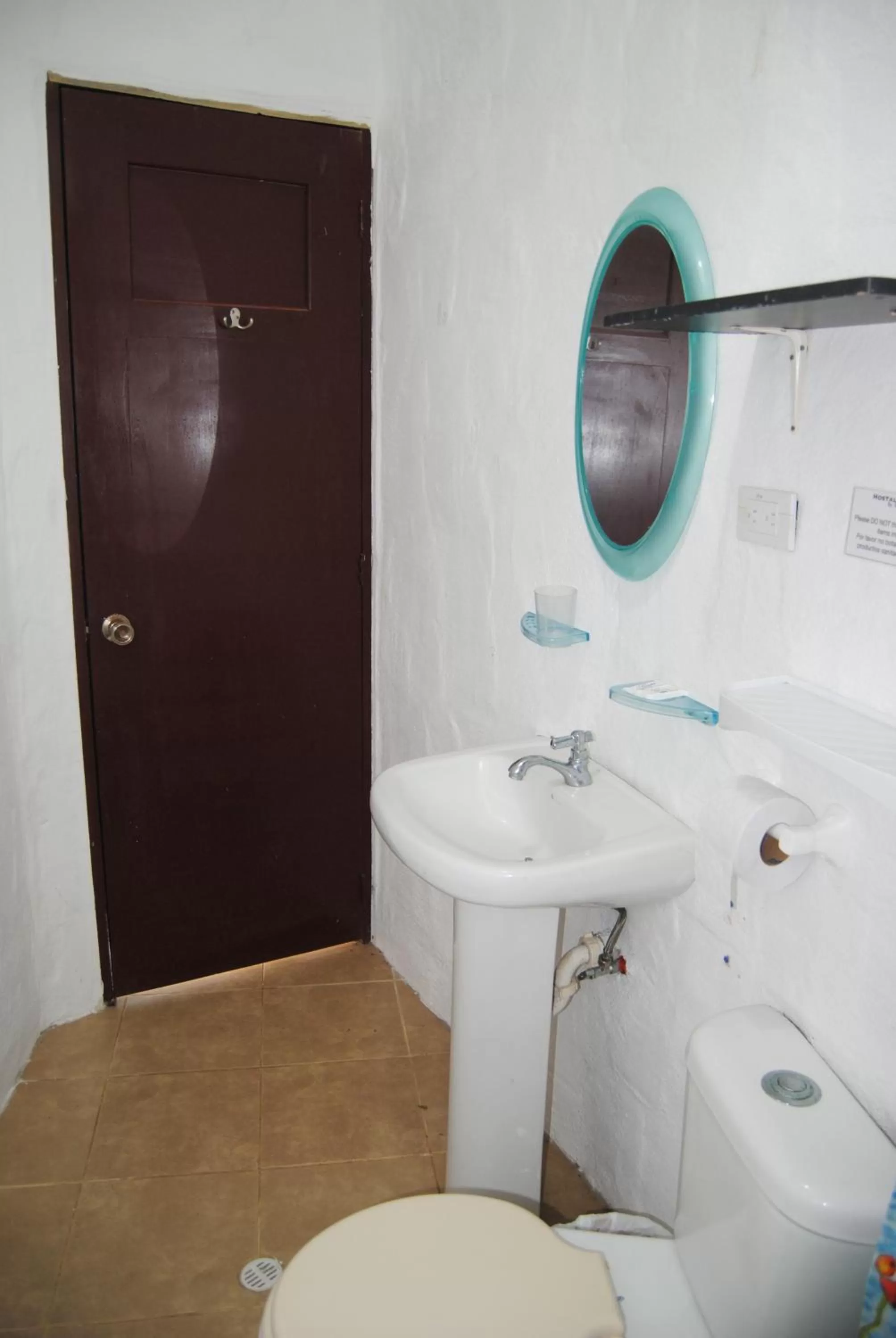 Bathroom in Hostal Galapagos by Bar de Beto