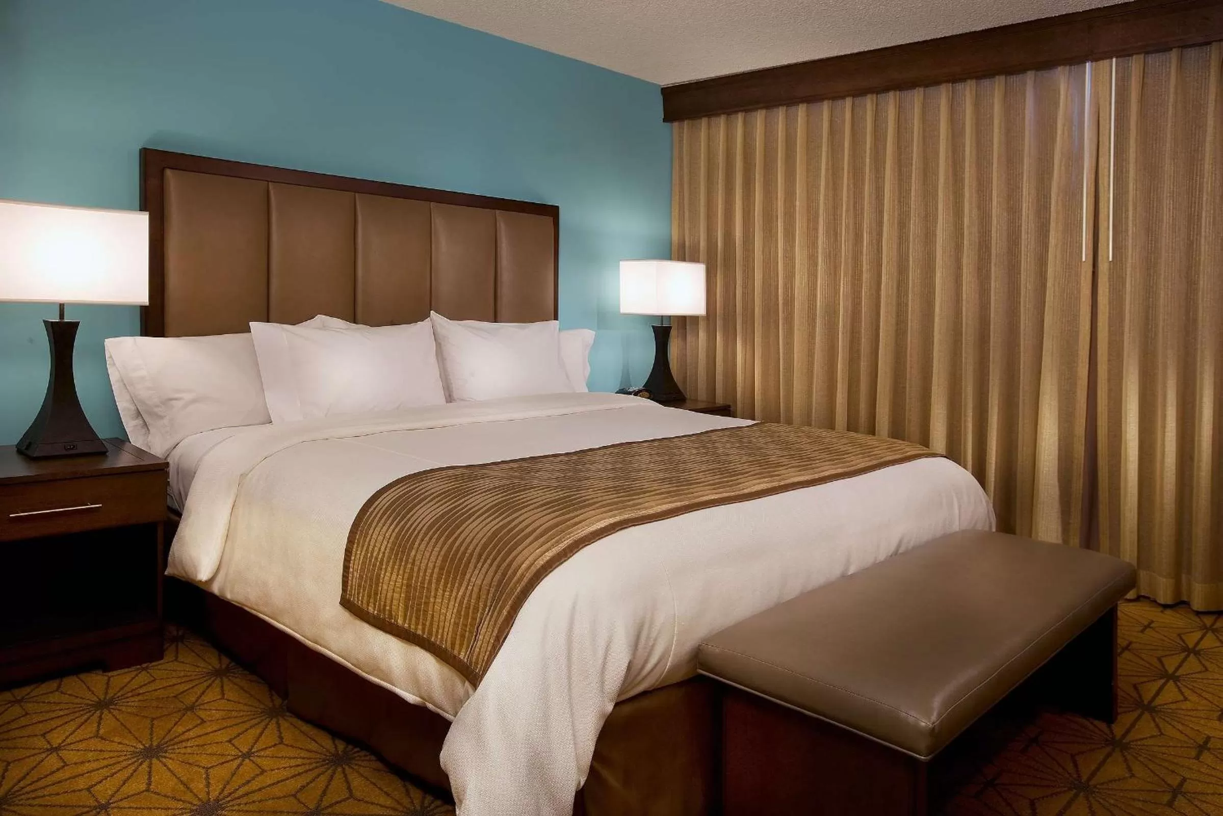 Bed in Embassy Suites by Hilton Kansas City International Airport
