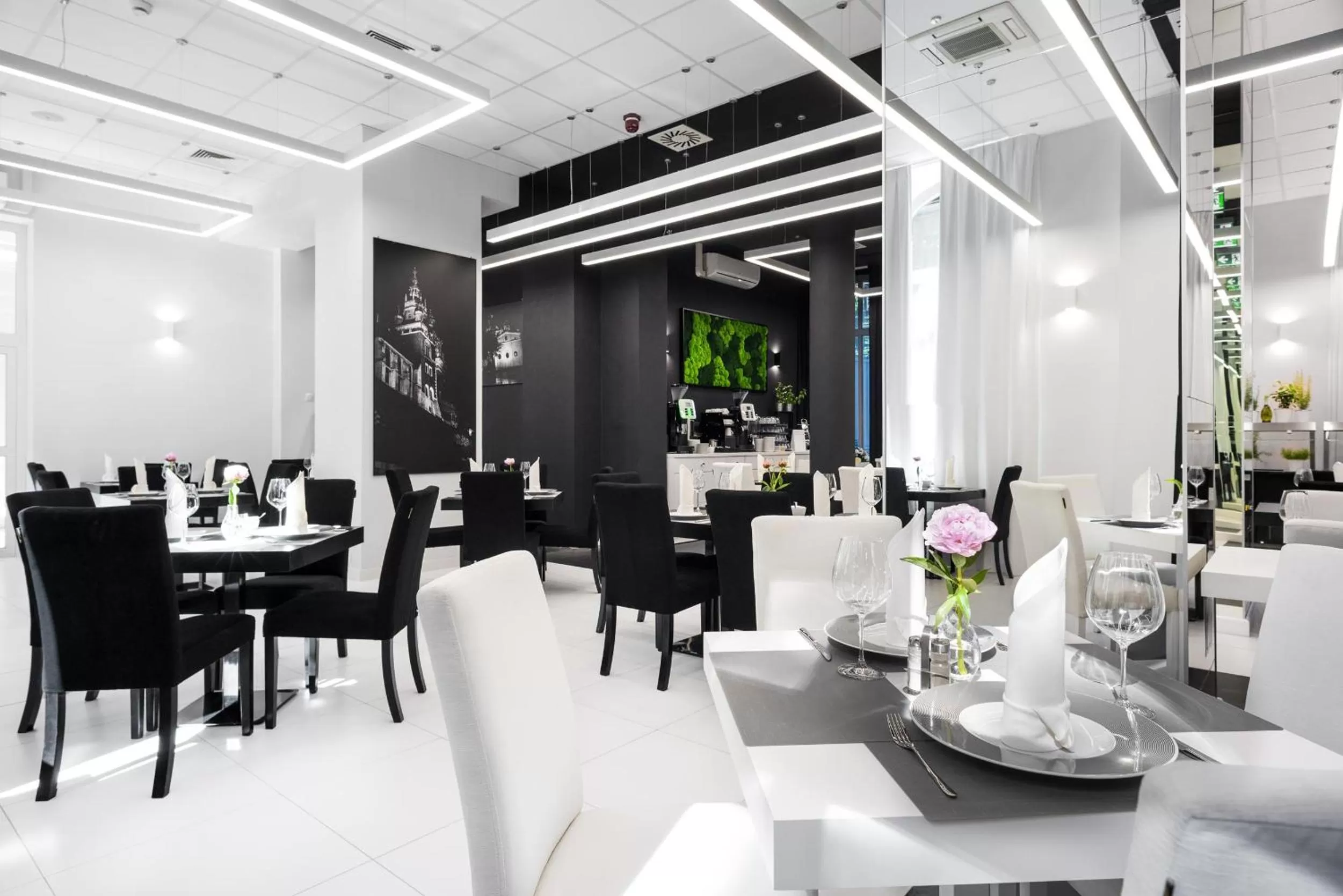 Restaurant/places to eat in Best Western Plus Krakow Old Town