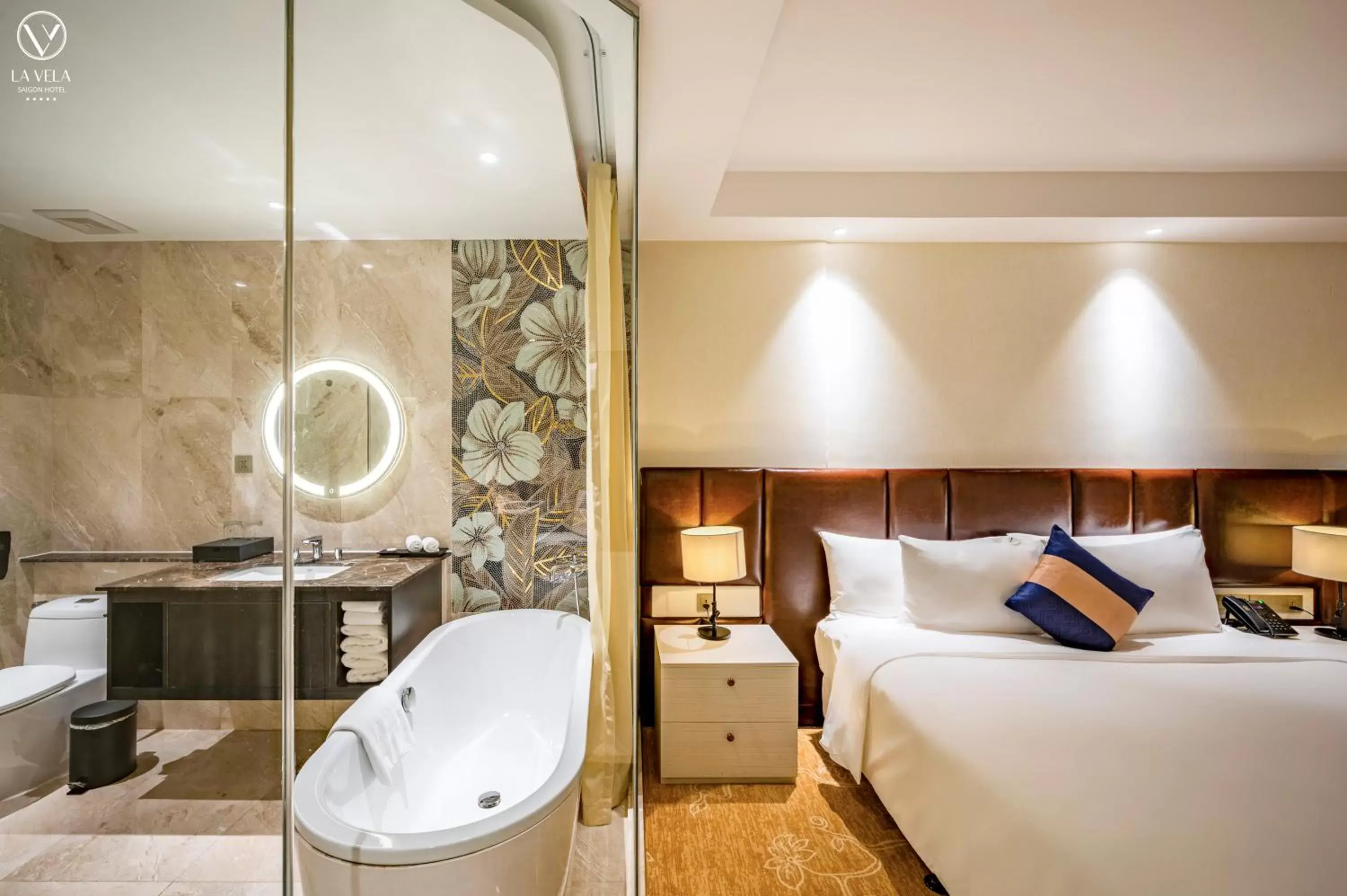 Deluxe Double Room in La Vela Saigon Hotel Deluxe Double Room in La Vela Saigon Hotel