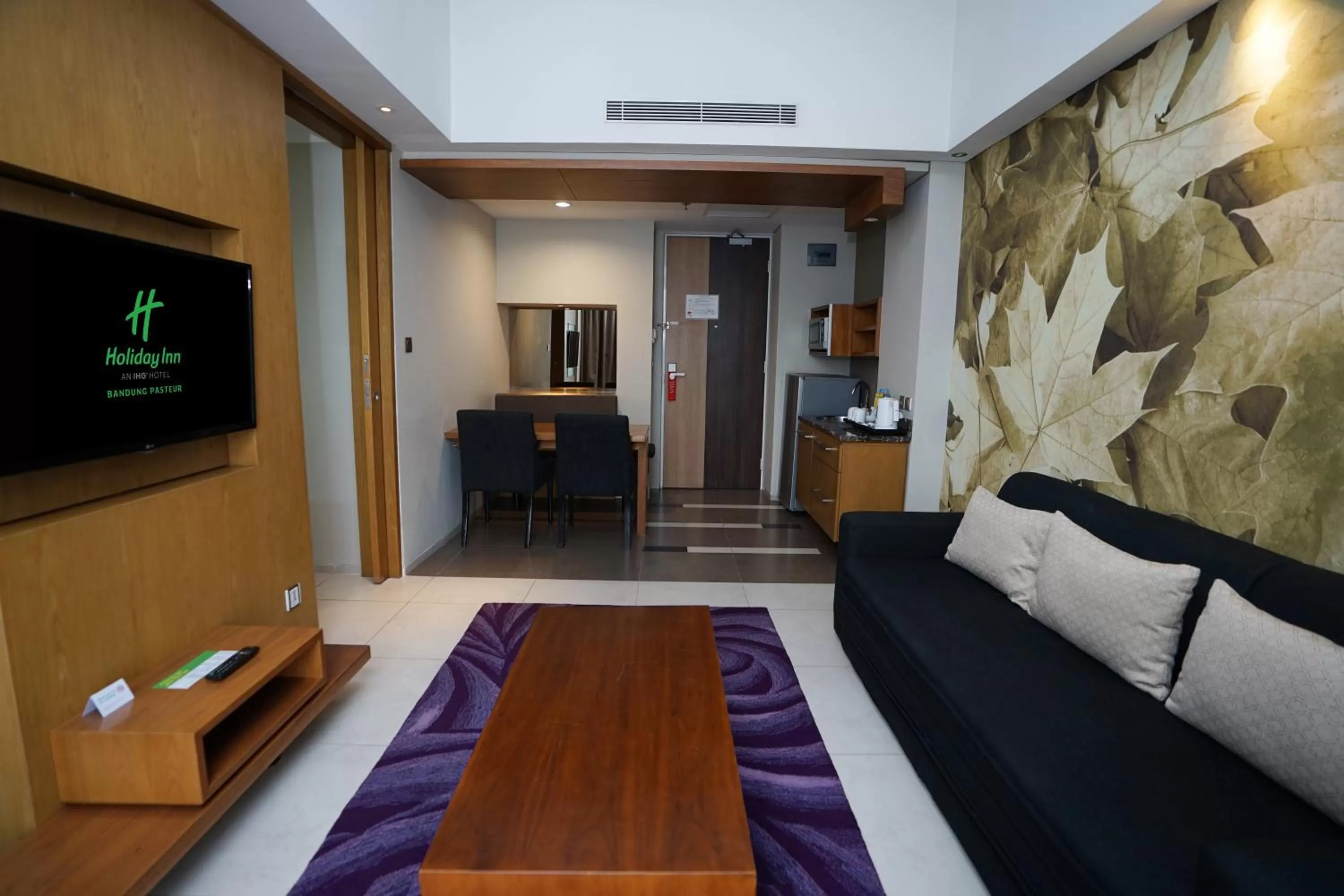 TV and multimedia in Holiday Inn Bandung Pasteur by IHG