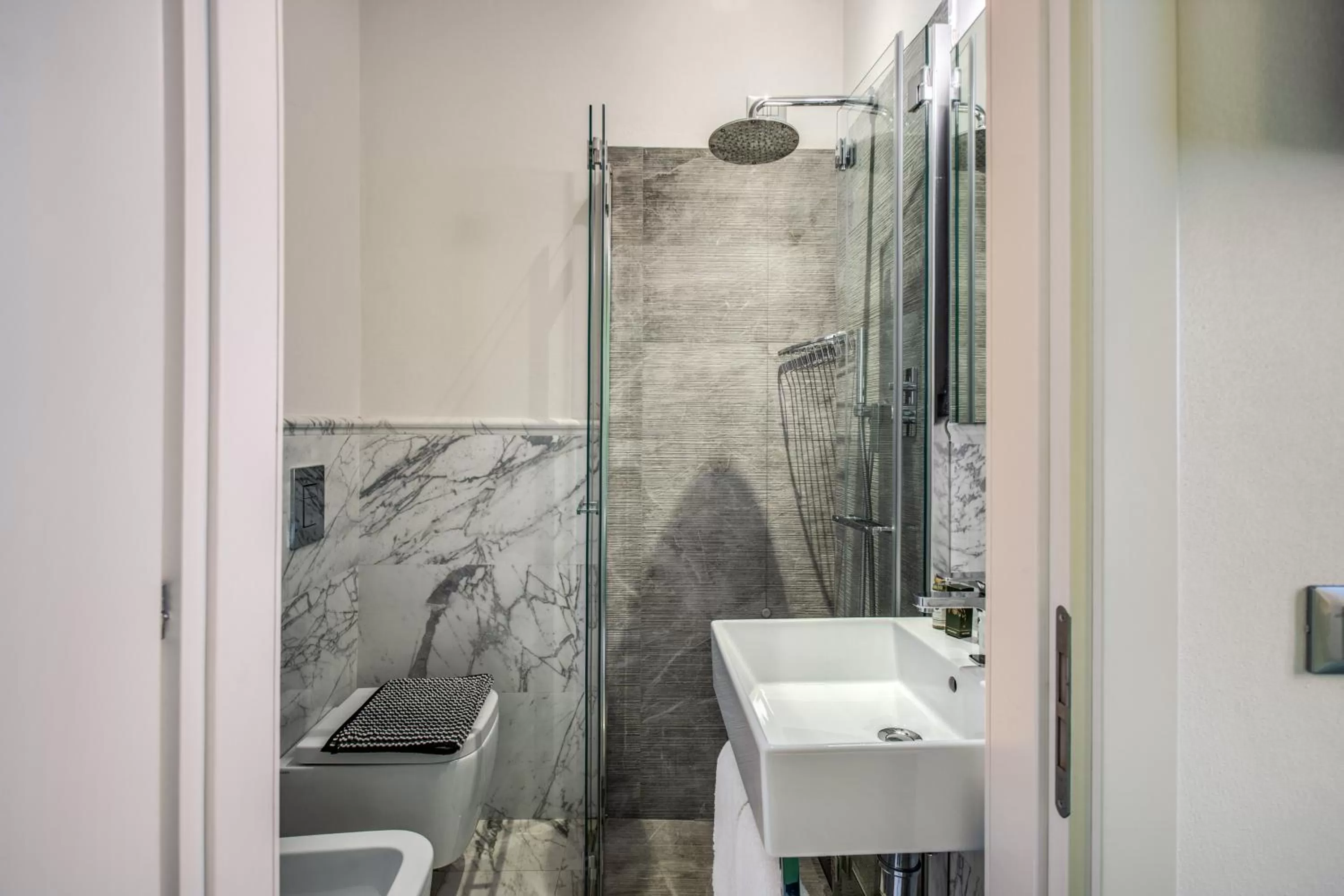 Shower in Hotel Boston