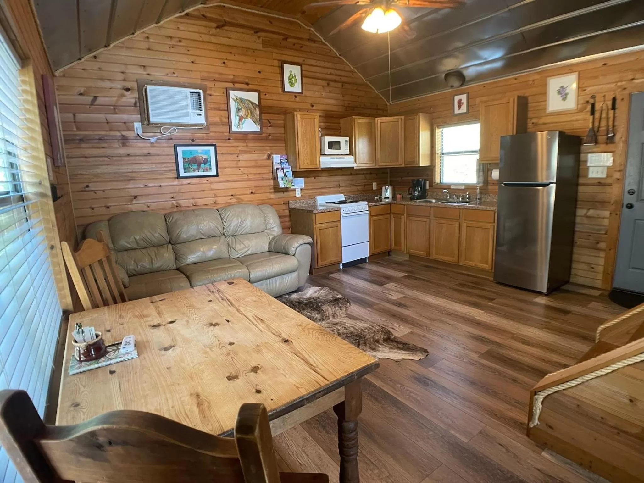 Dining area in Walnut Canyon Cabins