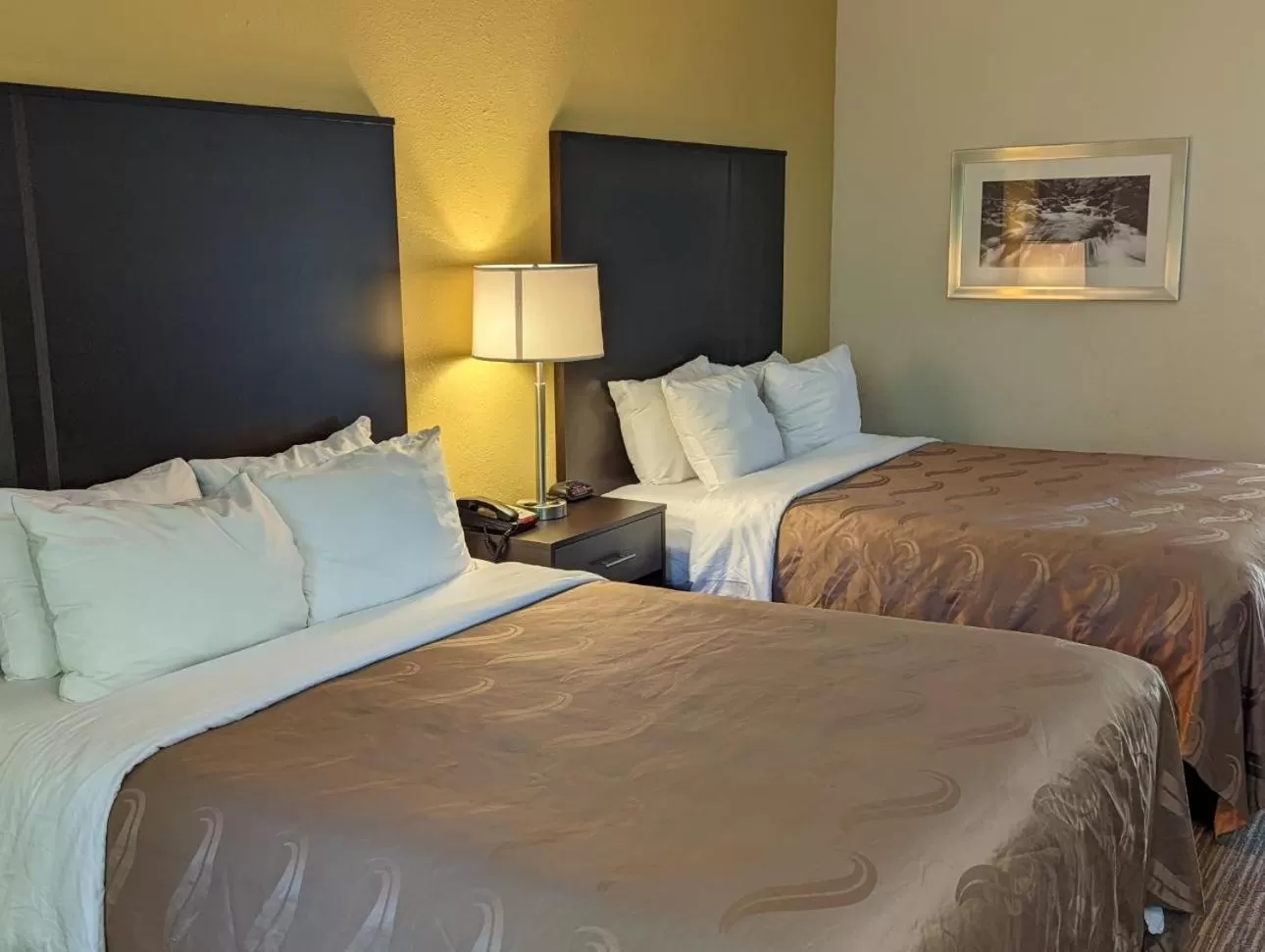 Bed in Quality Inn Cherokee Riverside