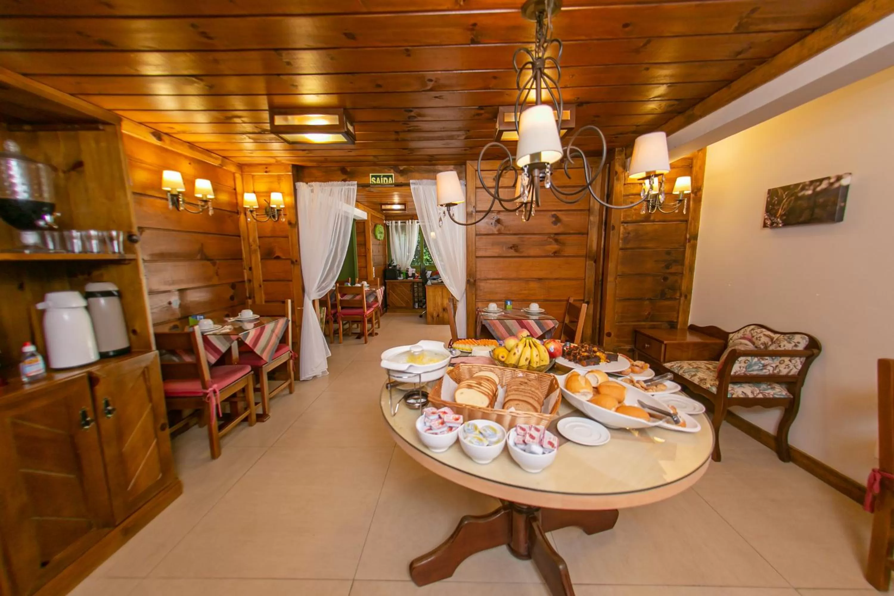 Restaurant/Places to Eat in Pousada Charm Canela