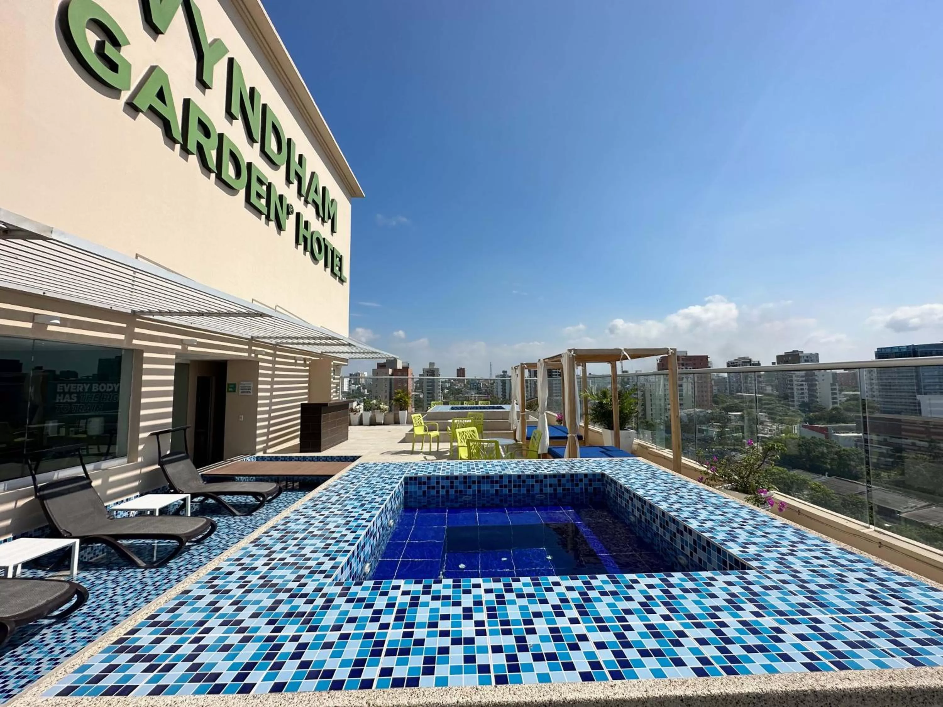 Swimming pool in Wyndham Garden Barranquilla