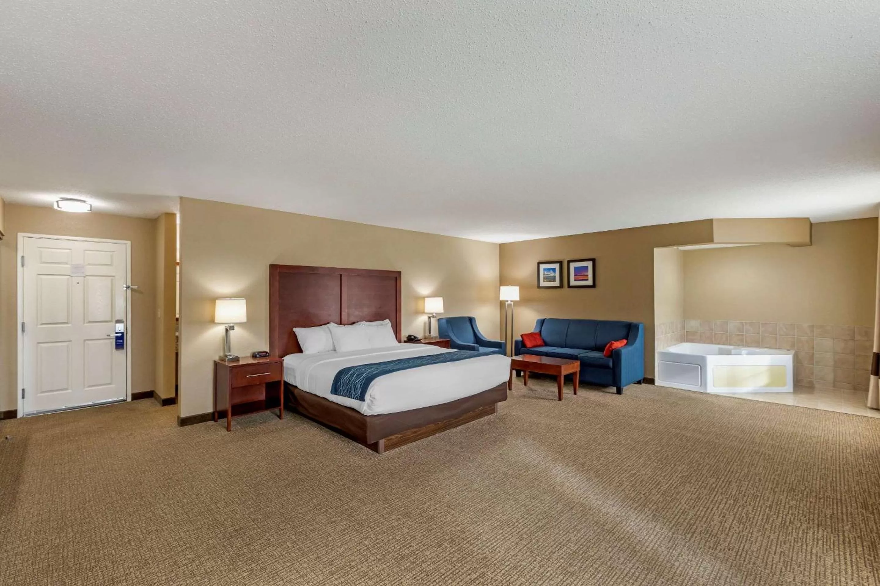 Bedroom, Bed in Comfort Inn & Suites Jackson - West Bend