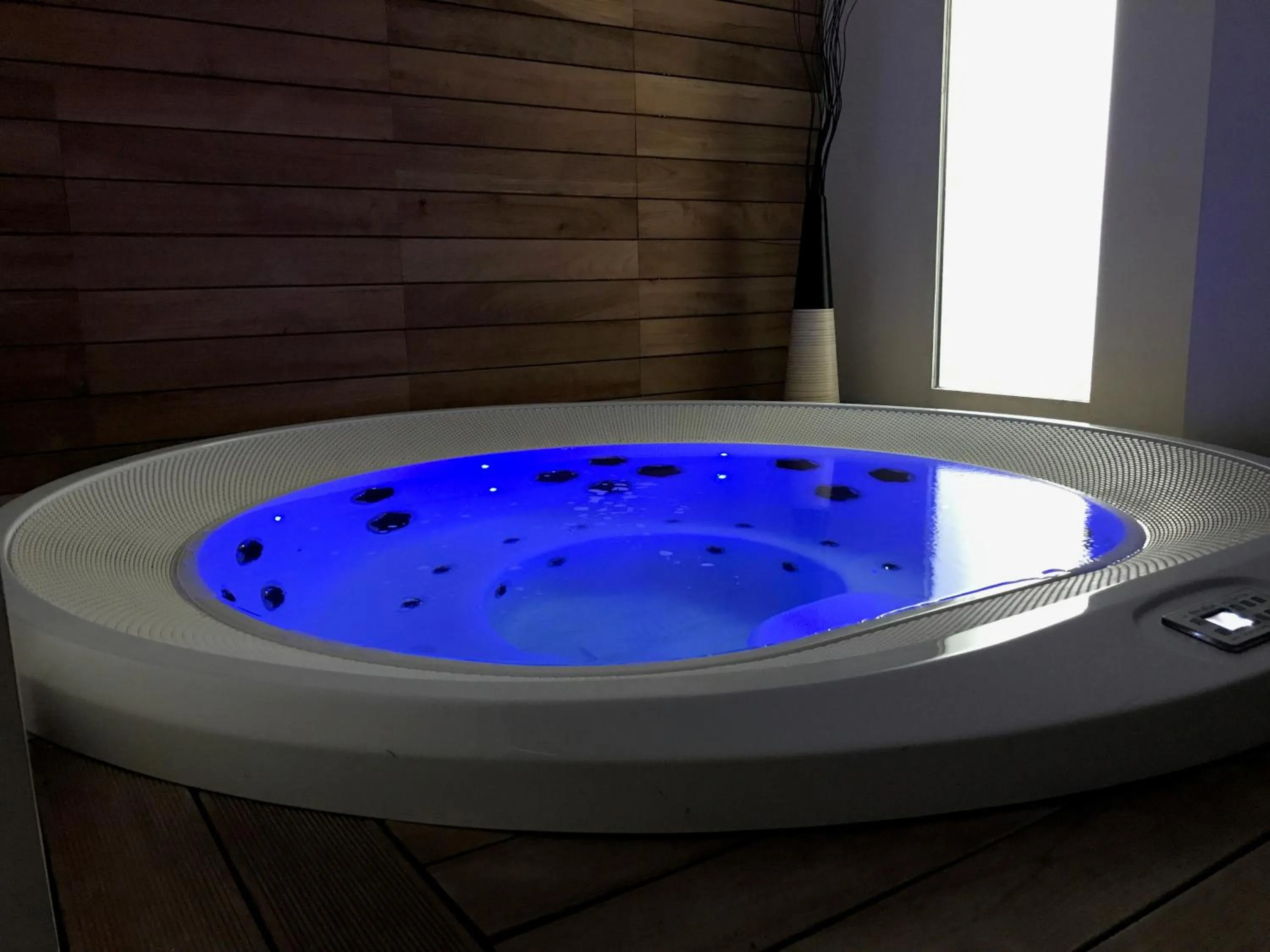Hot Tub in Hotel Touring Wellness & Beauty