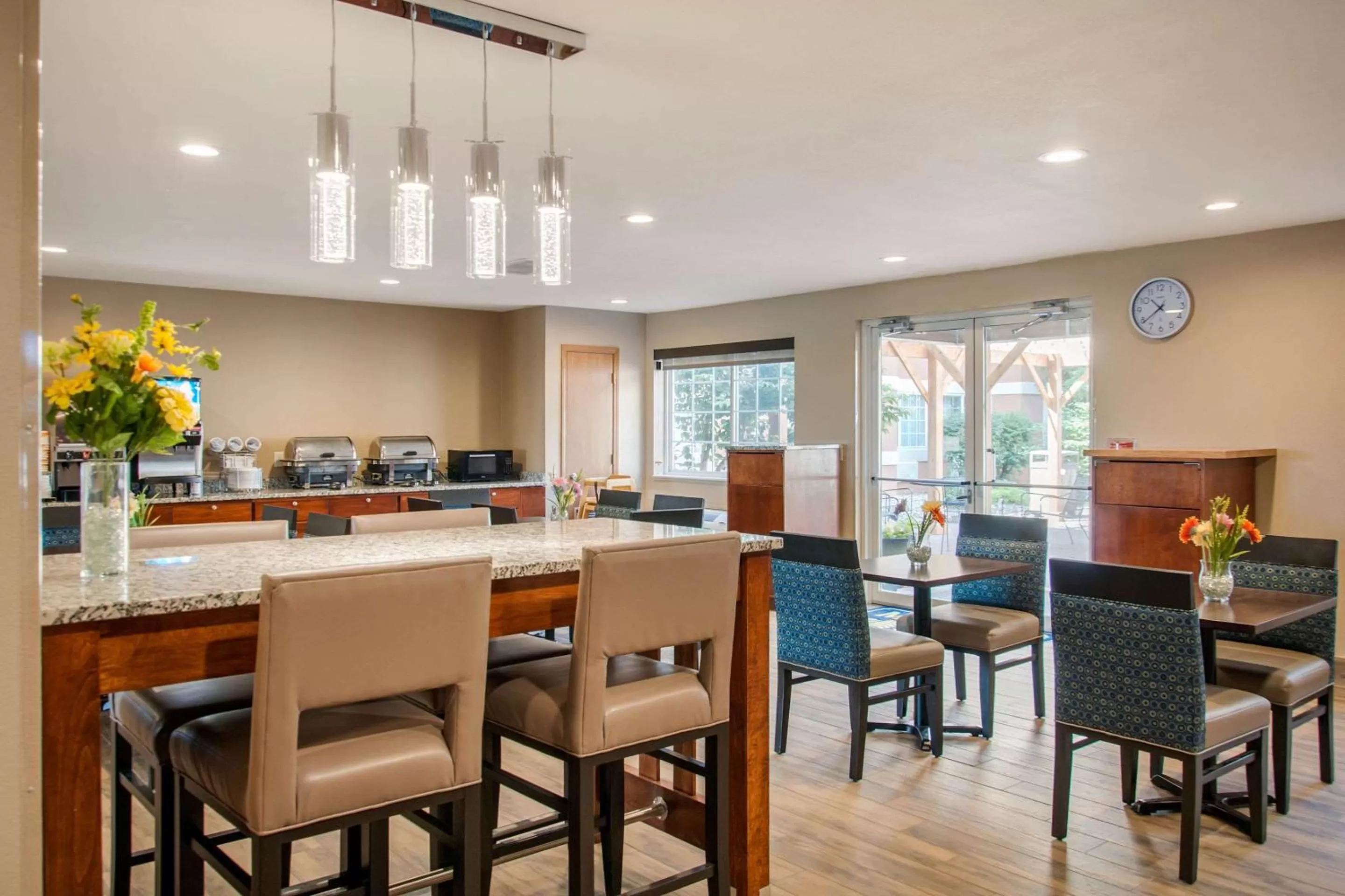 Restaurant/places to eat in MainStay Suites Dubuque at Hwy 20