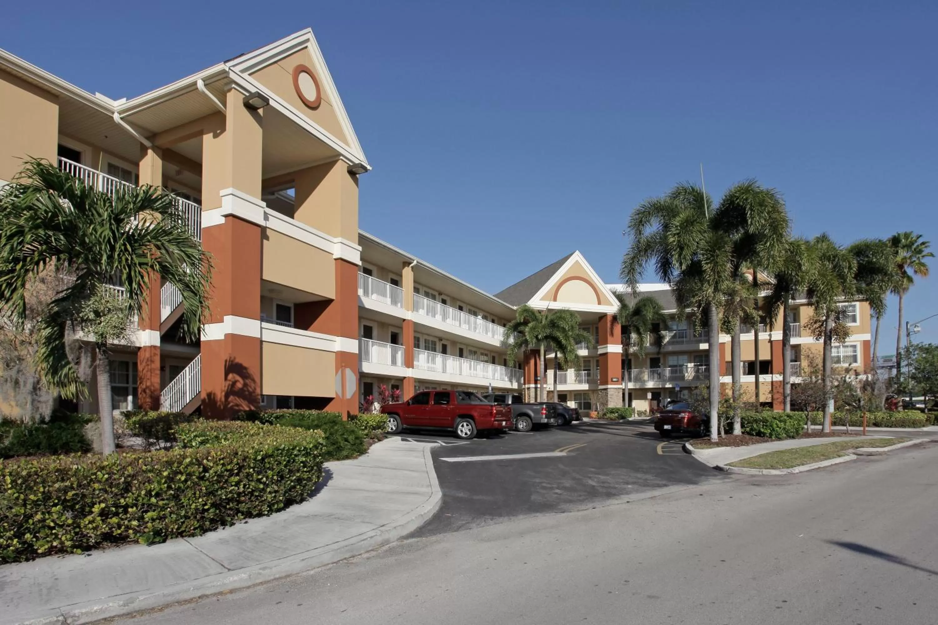 Property building in Extended Stay America Suites - Fort Lauderdale - Cypress Creek - Andrews Ave
