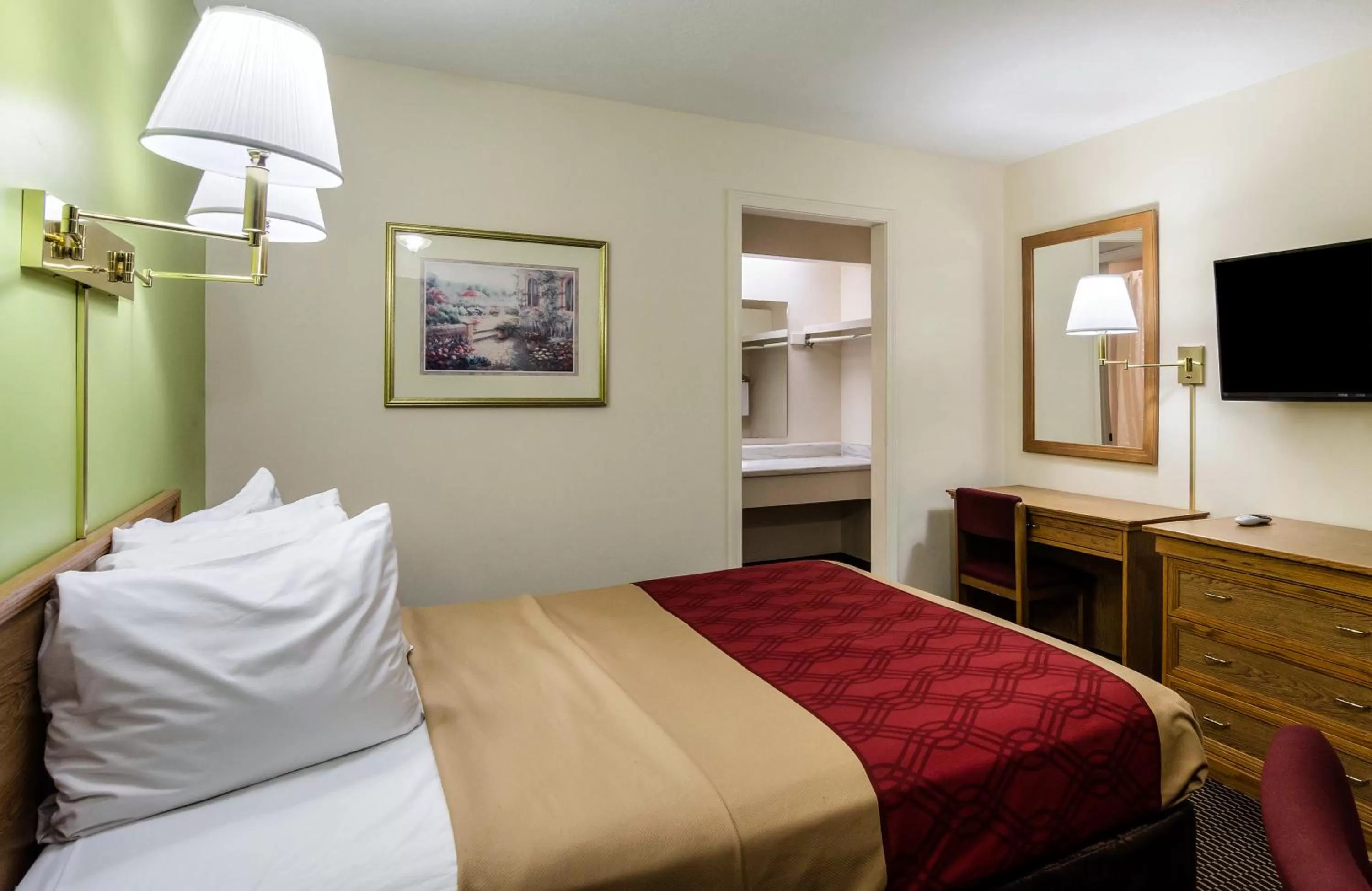 Bed in Econo Lodge Lawrence near University