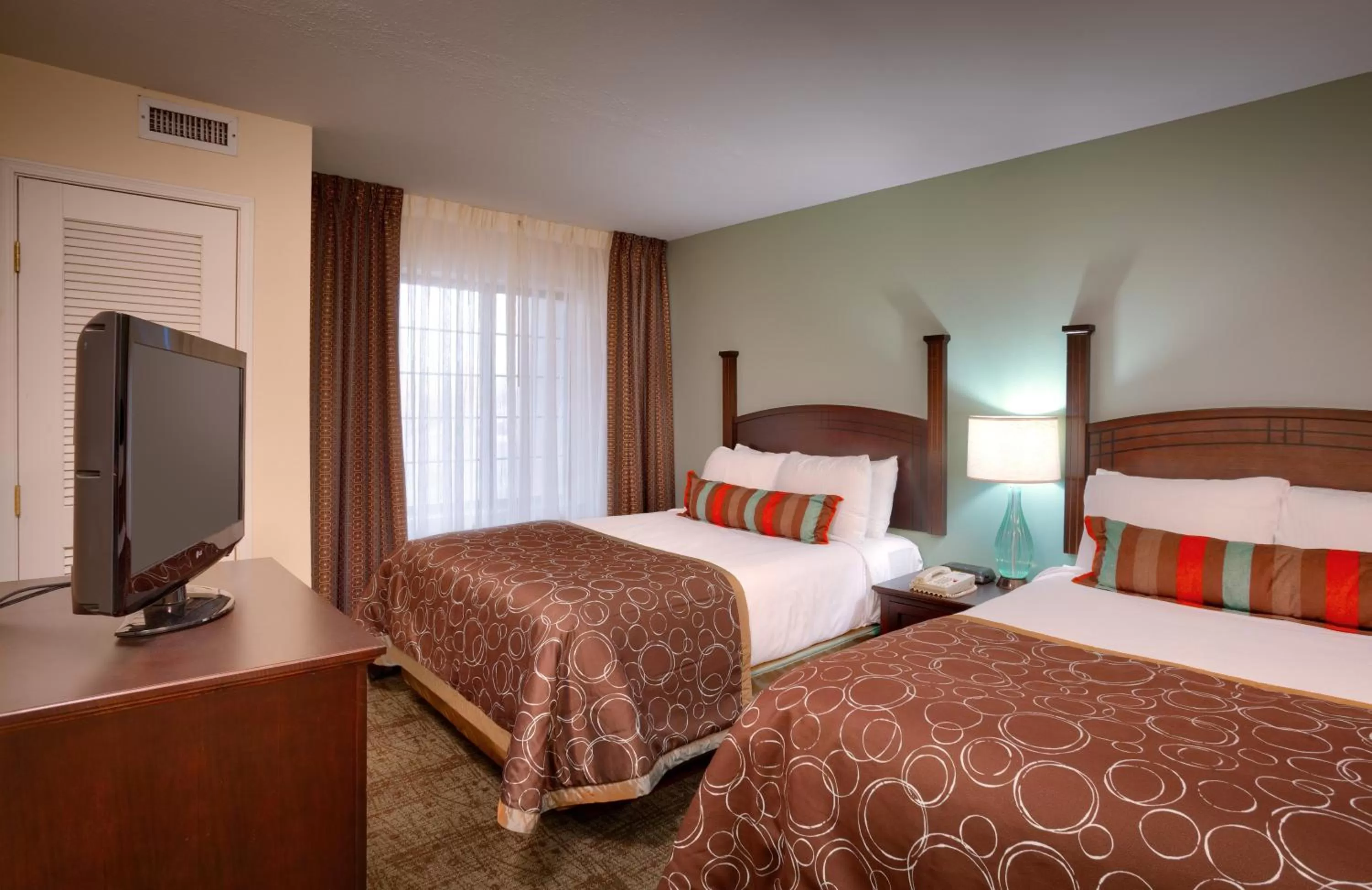 Photo of the whole room, Bed in Staybridge Suites Peoria Downtown by IHG