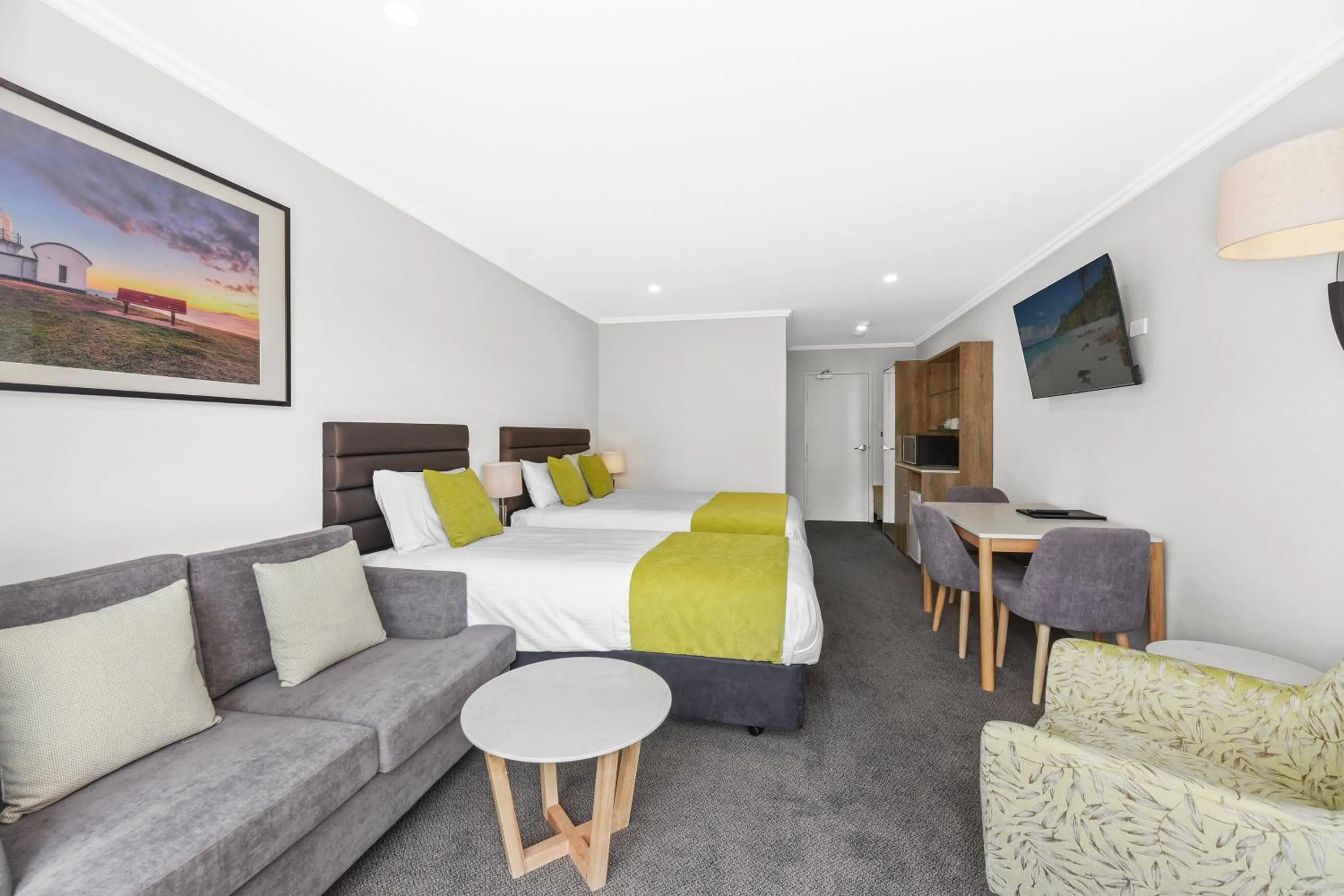 Photo of the whole room, Bed in Palm Court Motor Inn