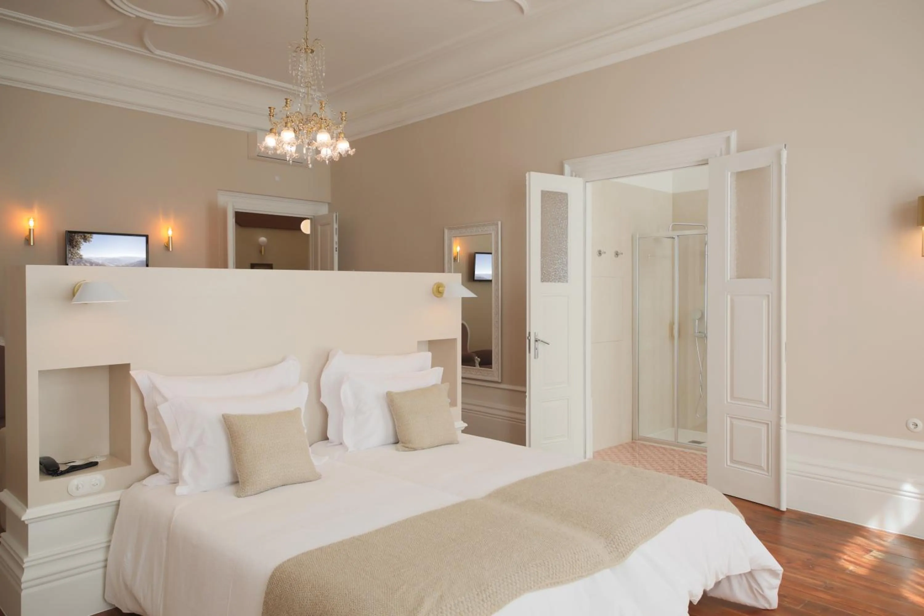 Toilet, Bed in Original Douro Hotel