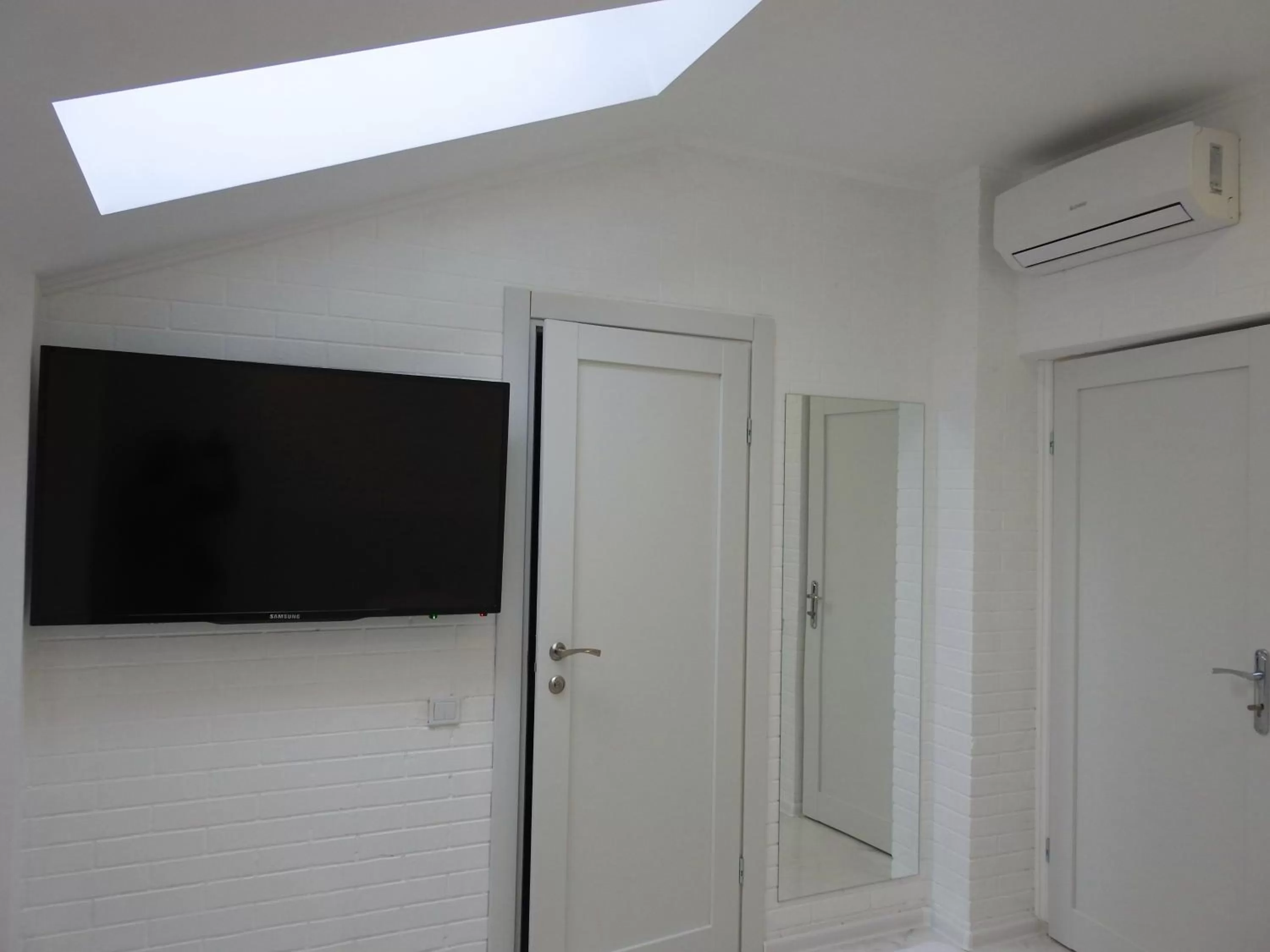 TV and multimedia, TV/Entertainment Center in Patio di Fiori