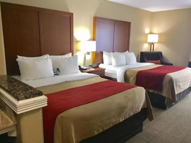 Queen Room with Two Queen Beds in Comfort Inn & Suites Airport-American Way