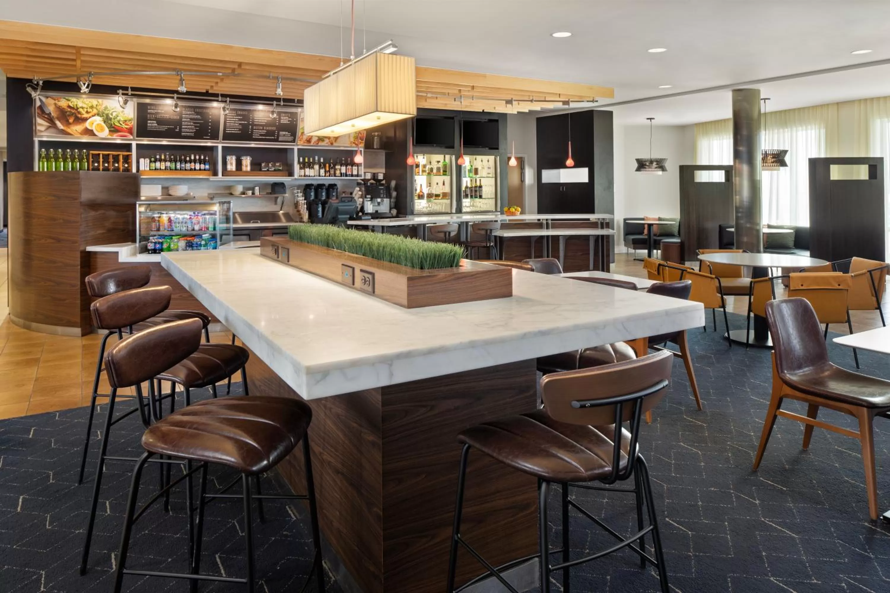 Lounge or bar in Courtyard Mankato Hotel & Event Center