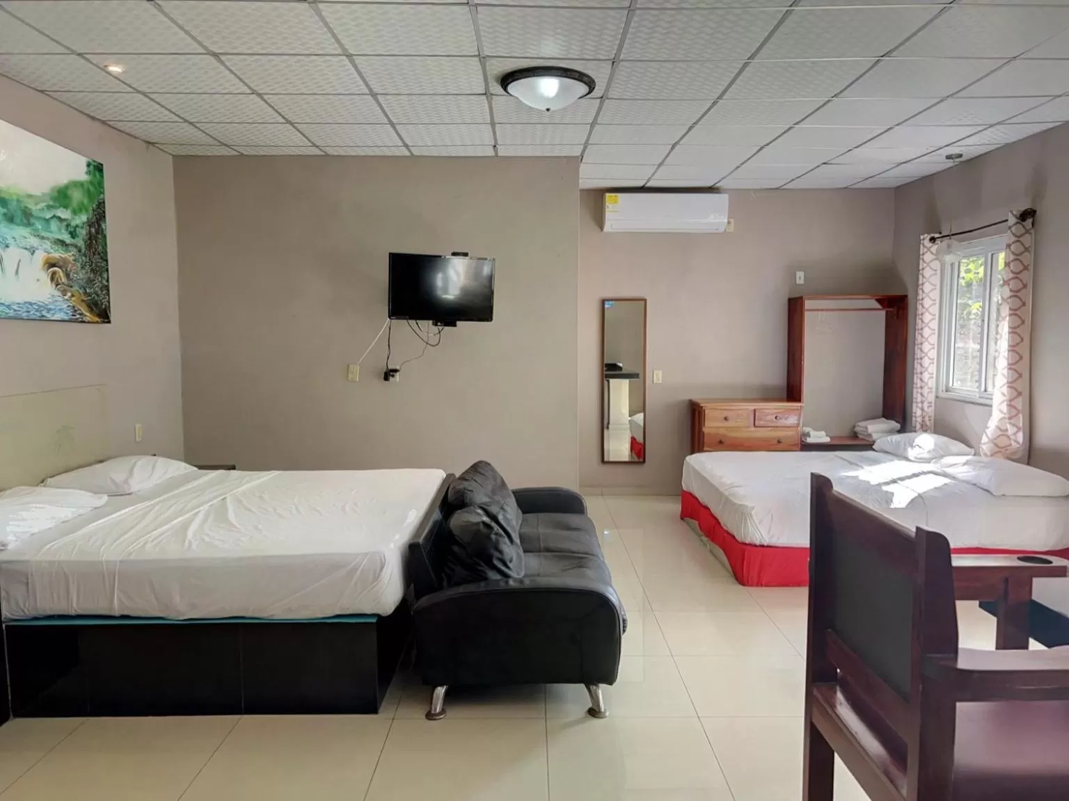 Swimming pool, TV/Entertainment Center in Big Daddy's Beach Club & Hotel