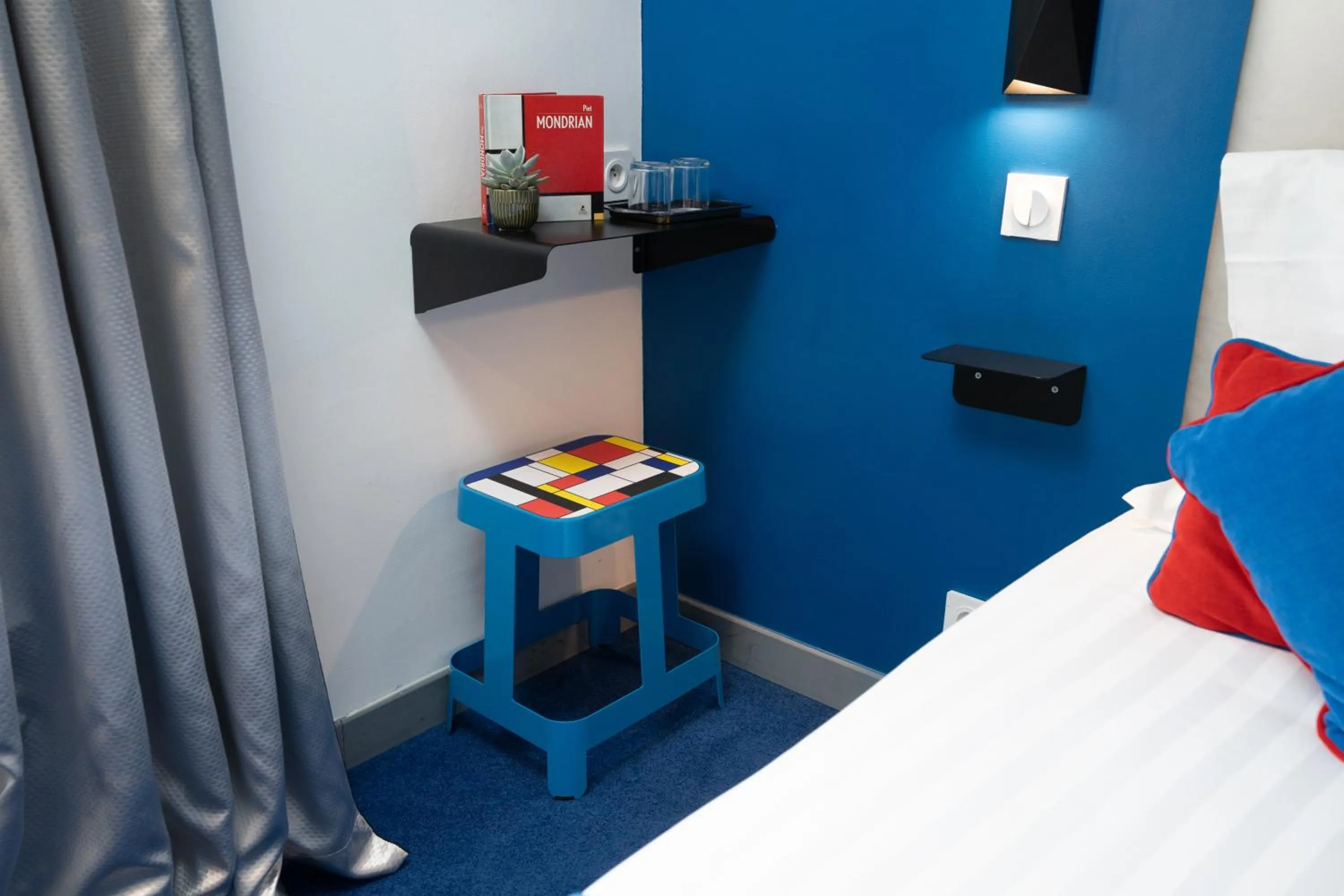 Bed in Hôtel Du Mont Dore Batignolles