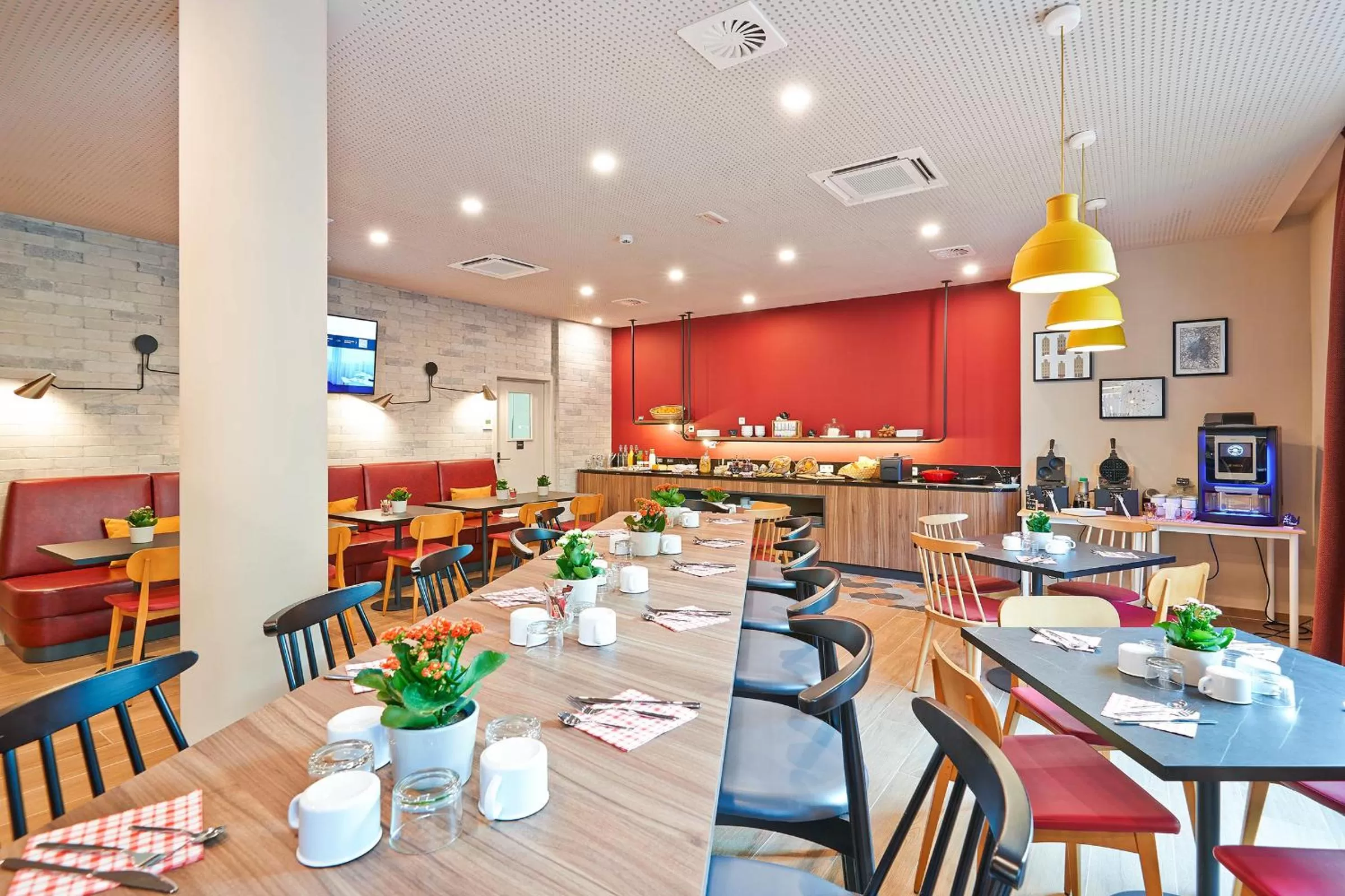 Buffet breakfast in Appart'City Confort Bruxelles Centre Gare du Midi