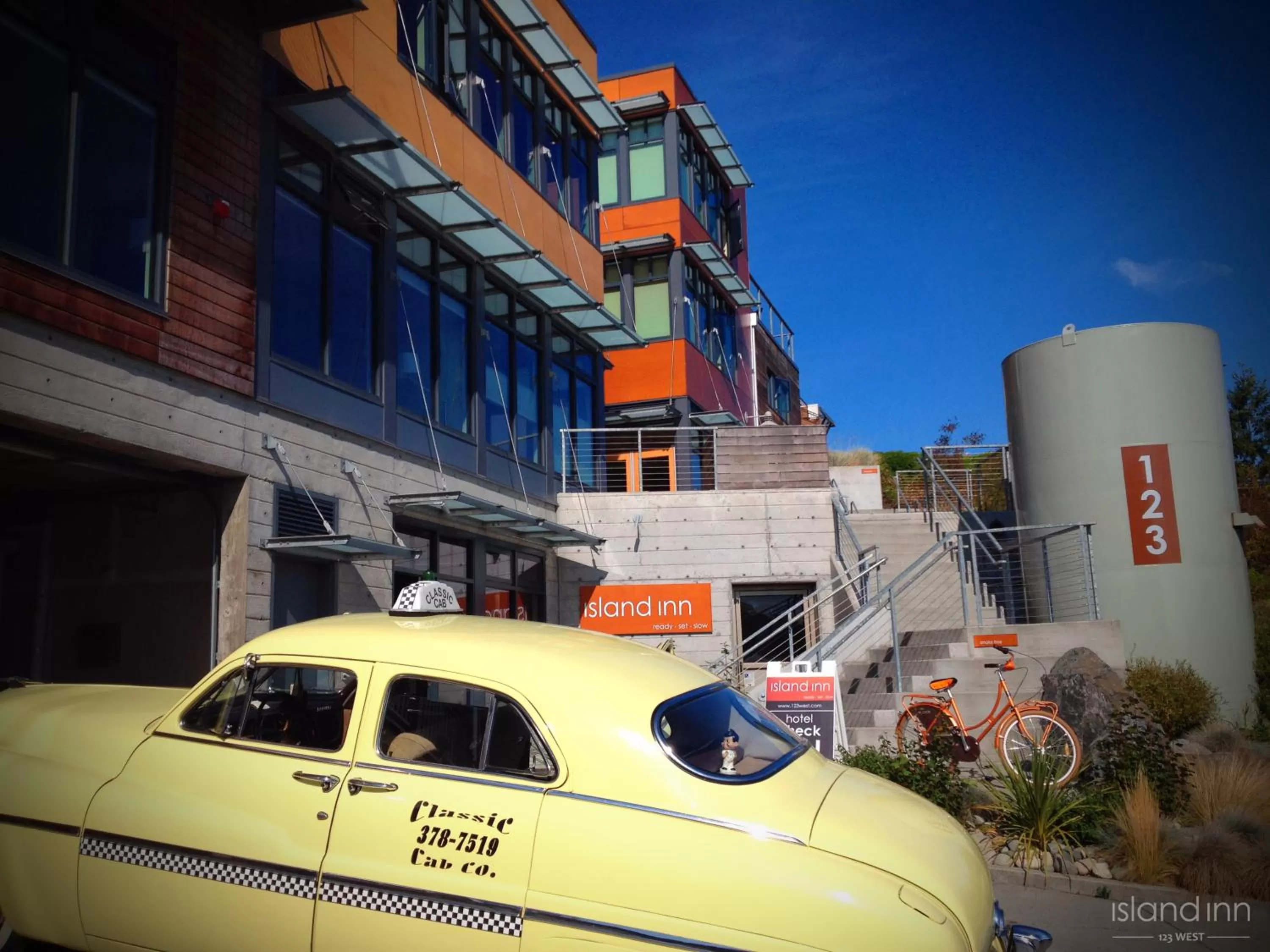 Facade/entrance in Island Inn at 123 West