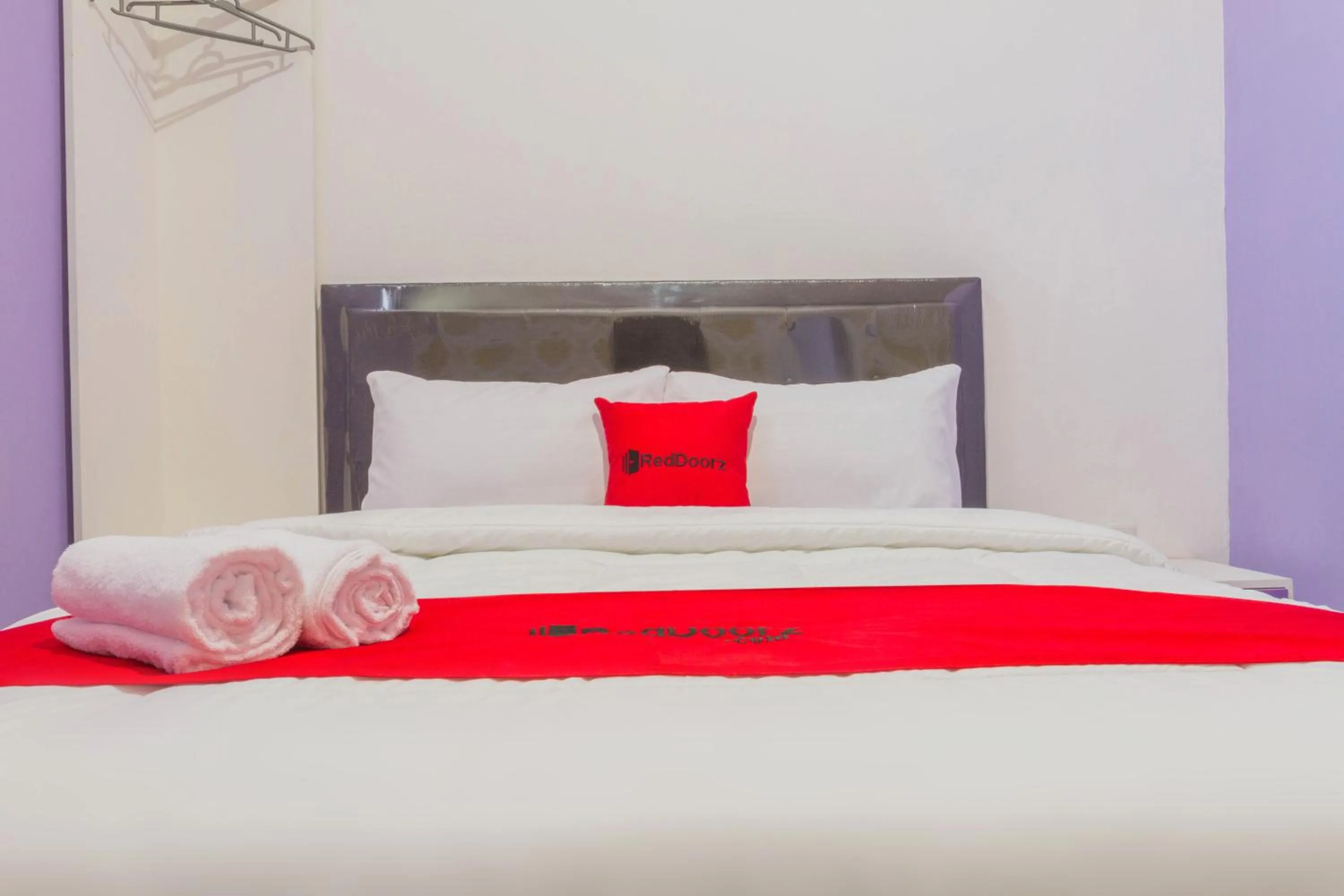 Bedroom, Bed in RedDoorz Plus @ Tuparev Cirebon 2