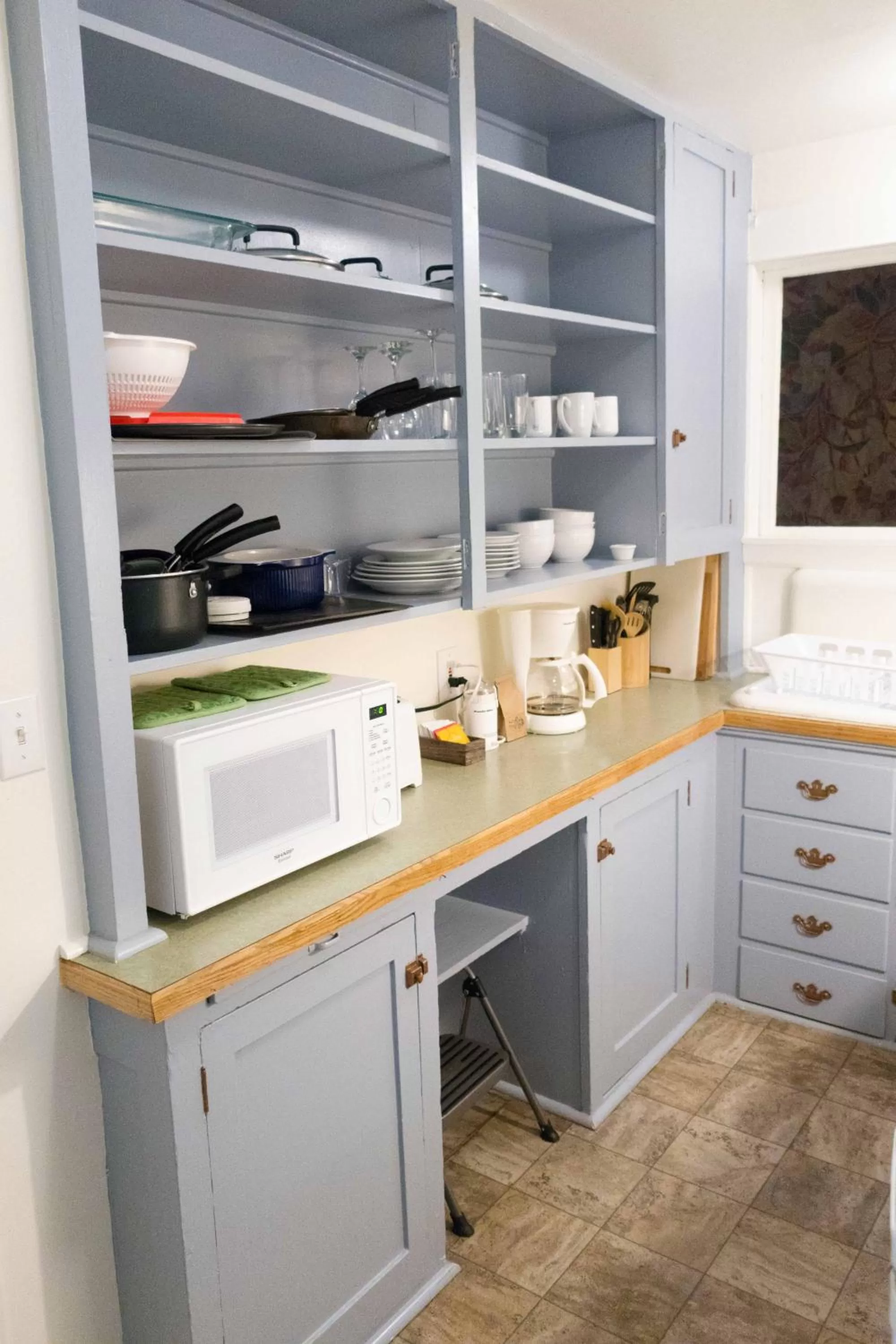 Kitchen or kitchenette in Sauerdough Lodging
