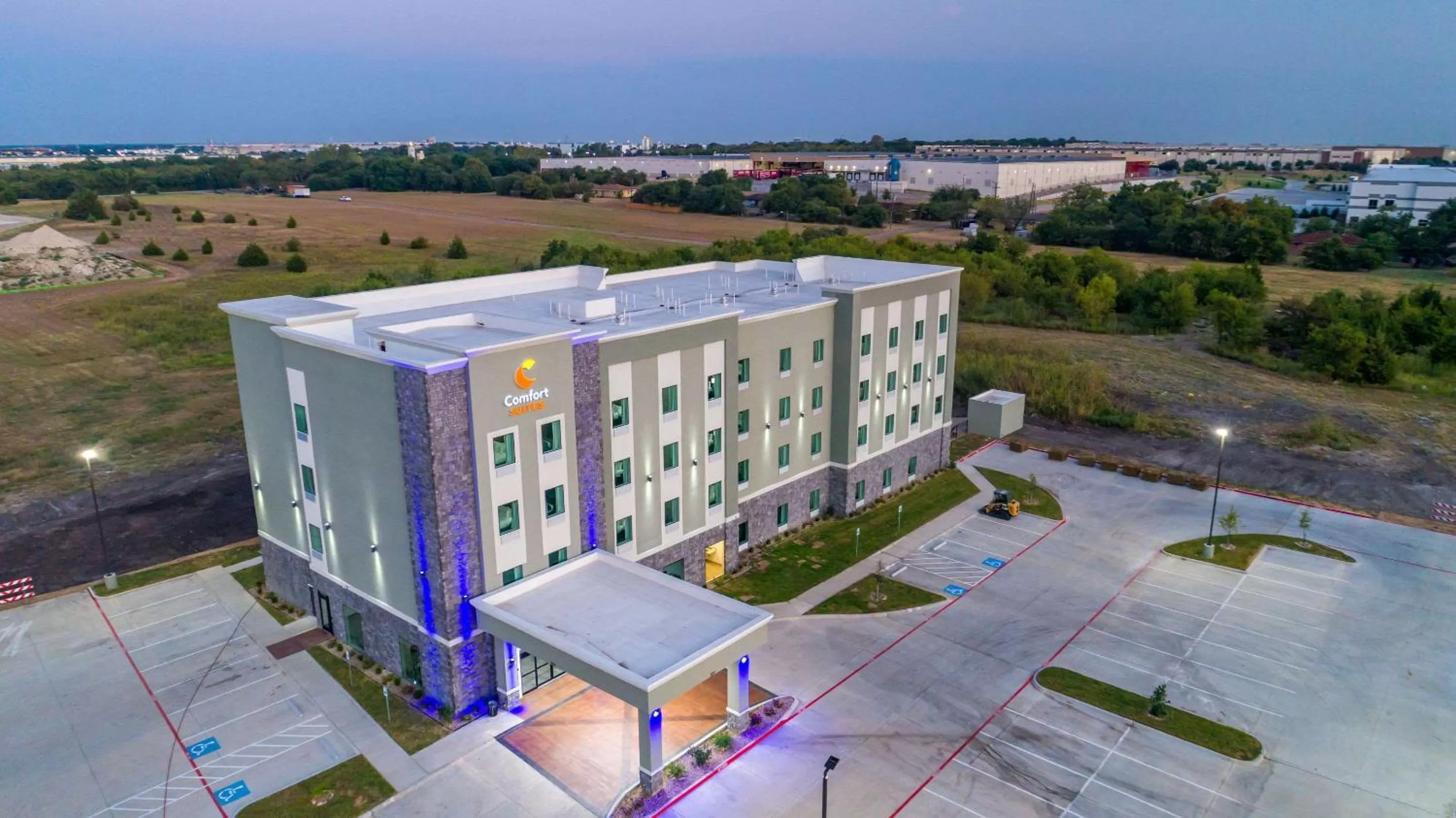 Property building in Comfort Suites DeSoto Dallas South