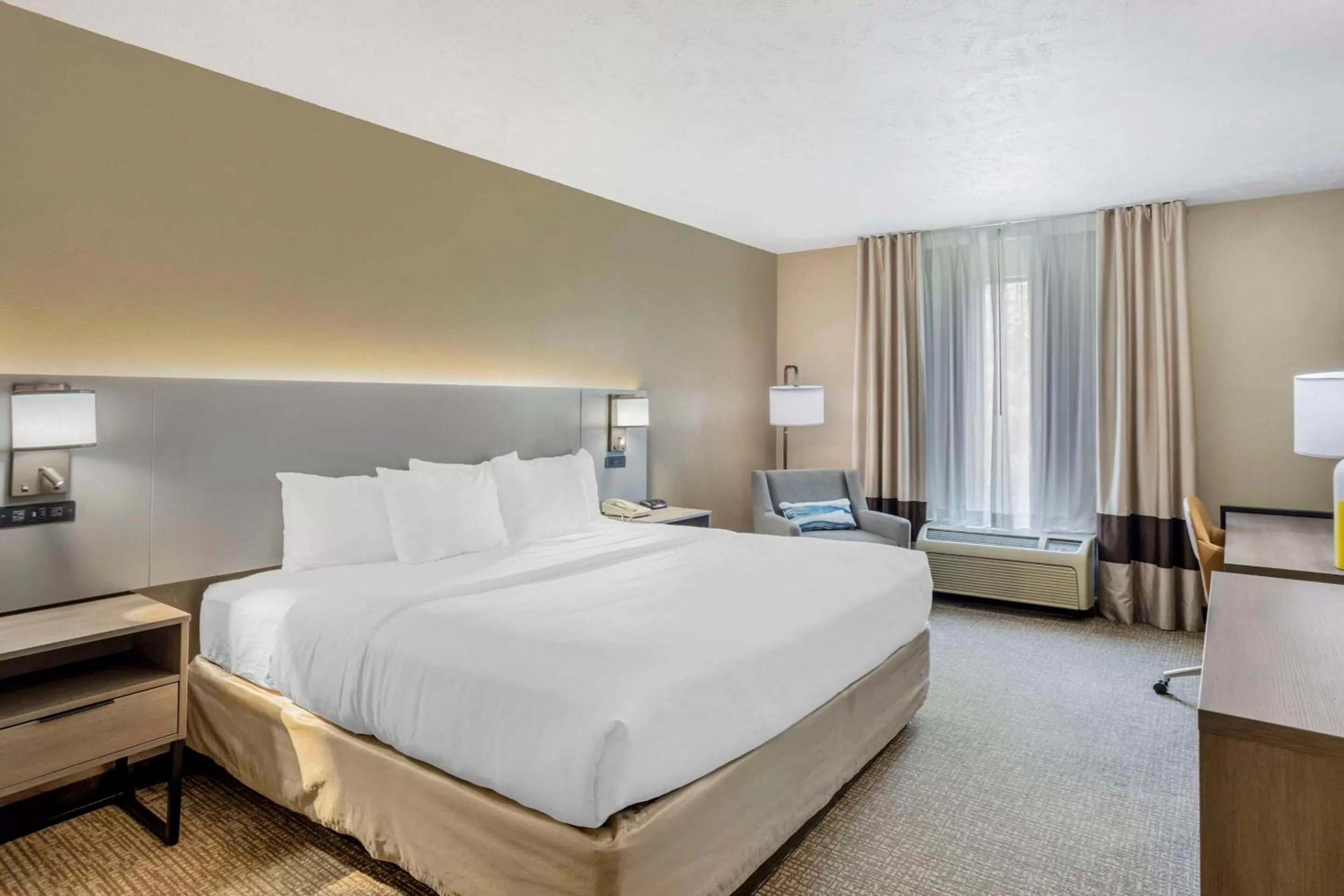 Bedroom, Bed in Comfort Inn Huntingdon