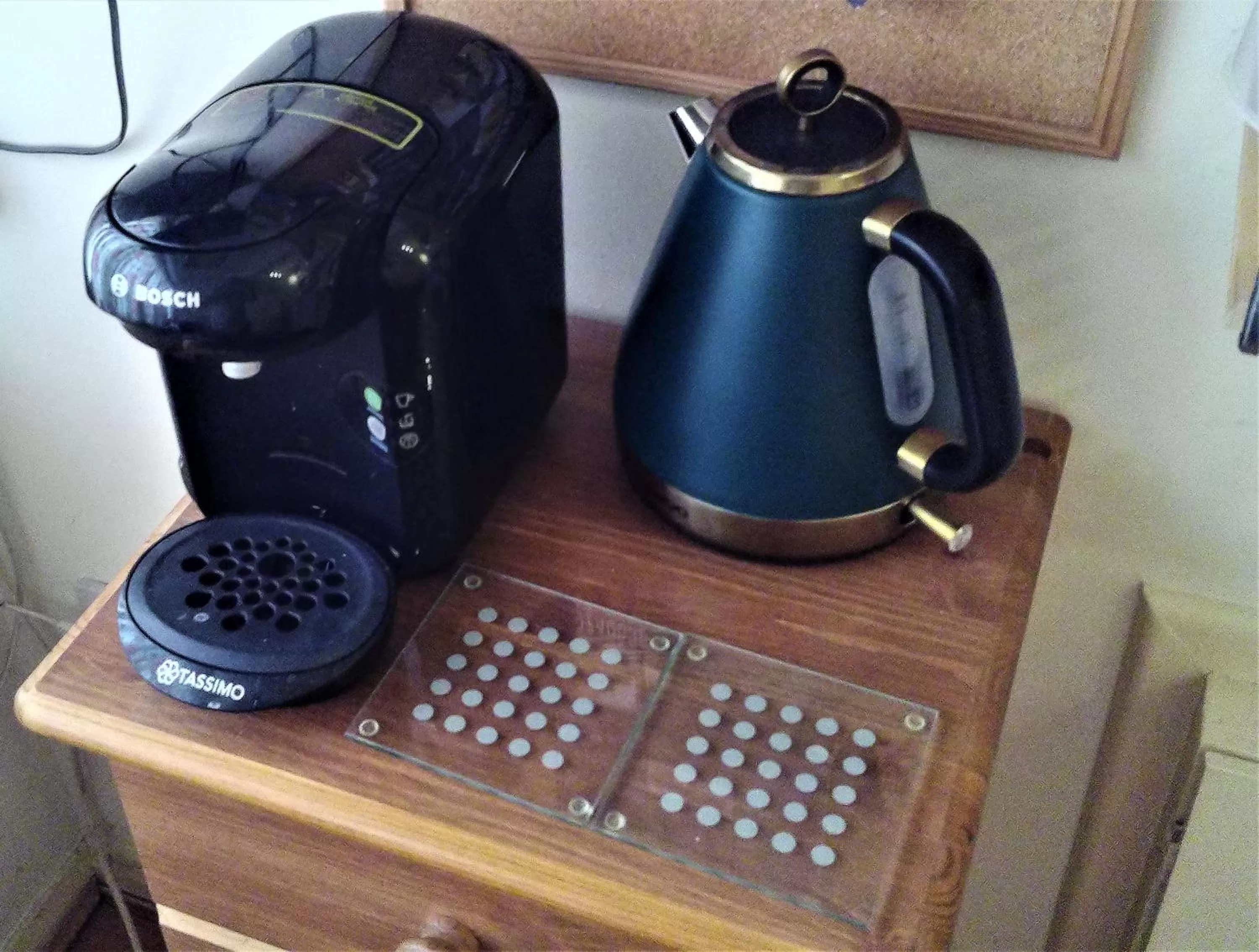 Coffee/tea facilities, Kitchen/Kitchenette in Mike & Carolyn Ball B&B