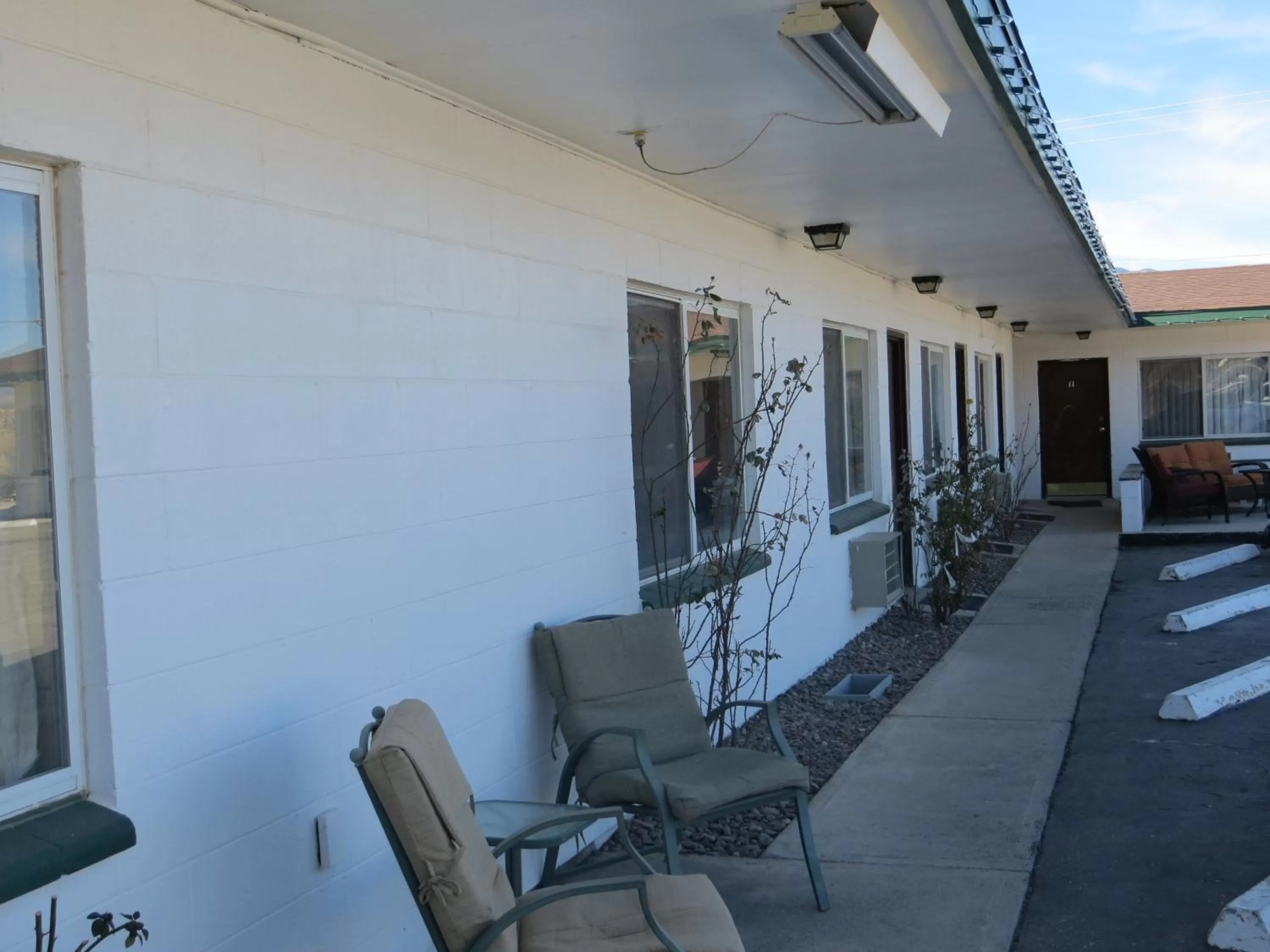 Facade/entrance in Alamo Inn