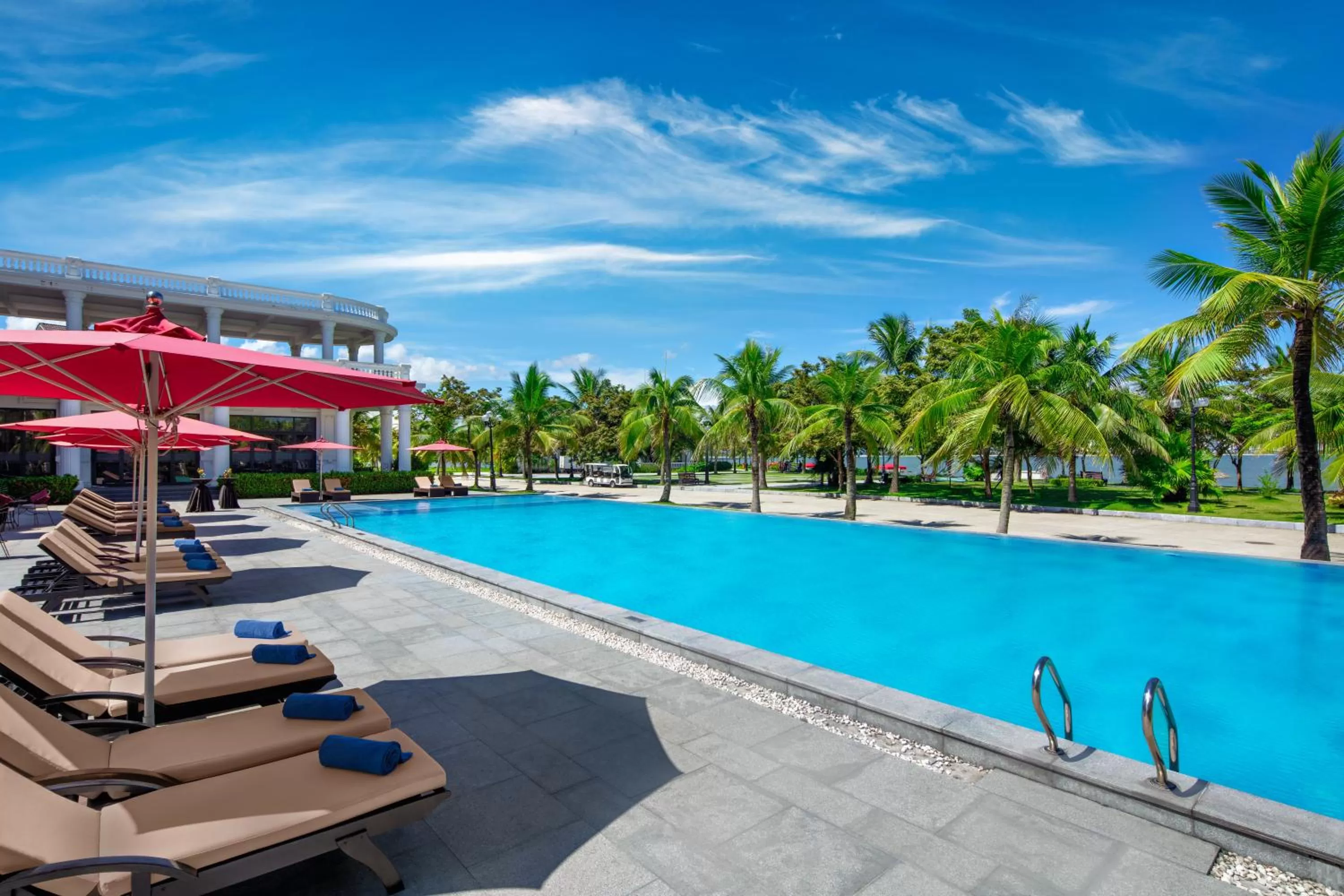 Swimming pool in Paradise Suites Hotel