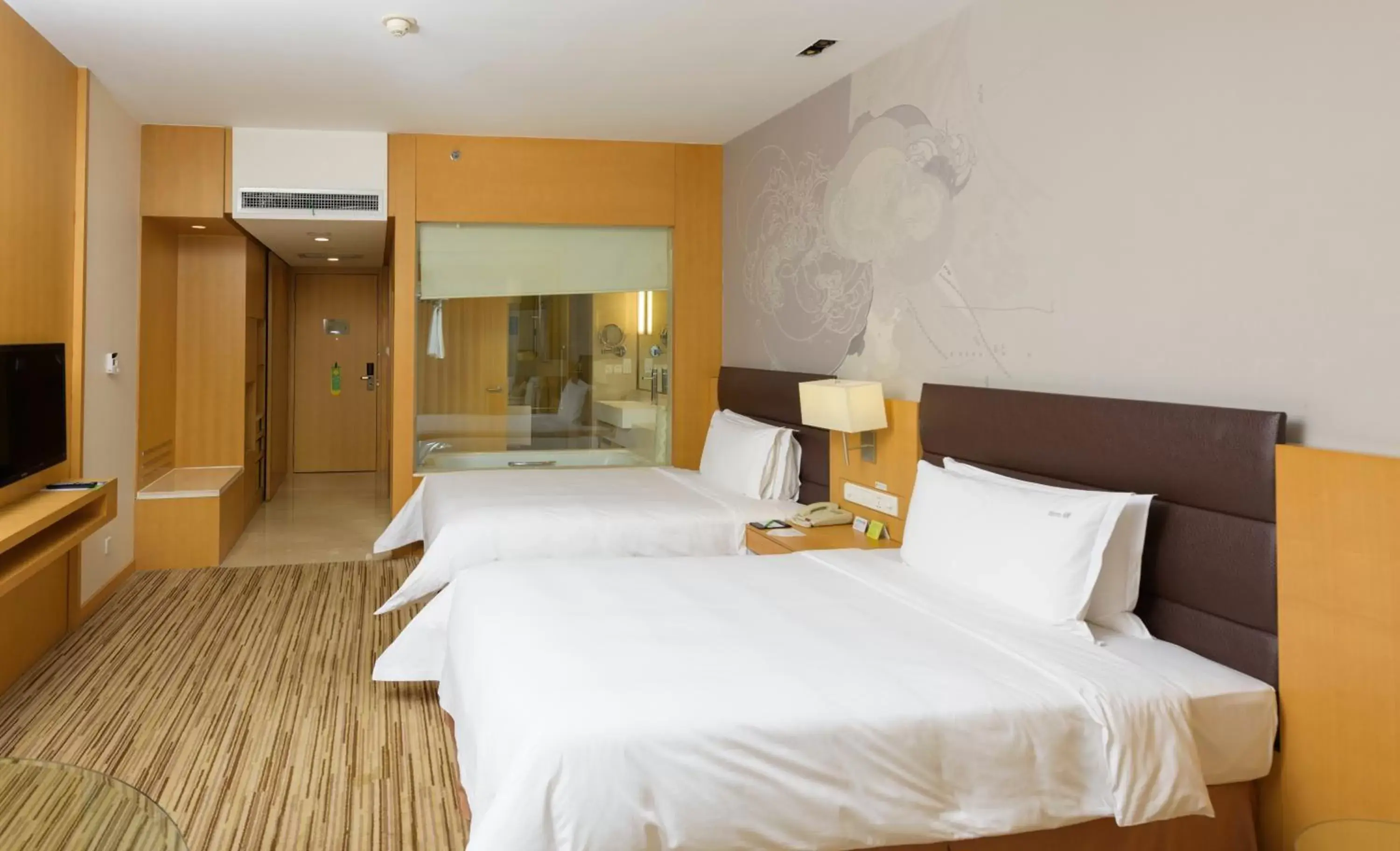 Standard Double Room with Two Double Beds - High Floor in Holiday Inn Shijiazhuang Central by IHG Standard Double Room with Two Double Beds - High Floor in Holiday Inn Shijiazhuang Central by IHG