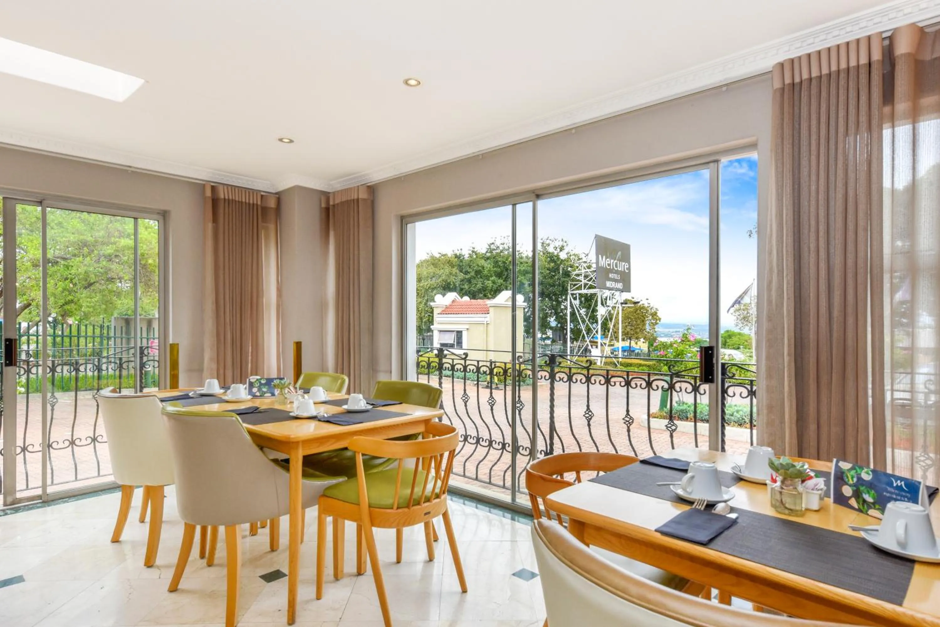 Restaurant/places to eat in Mercure Johannesburg Midrand