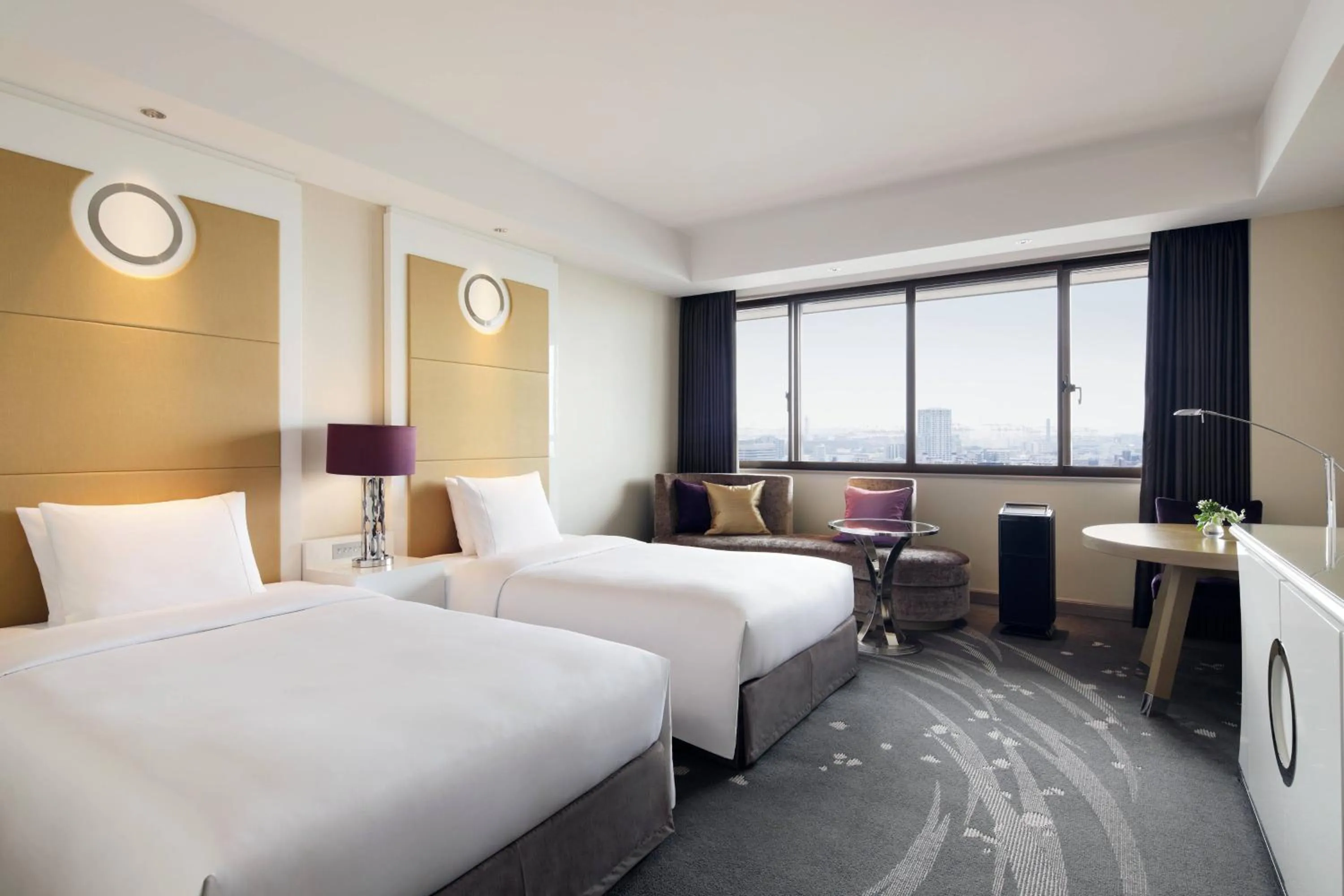 Photo of the whole room, Bed in Tokyo Marriott Hotel