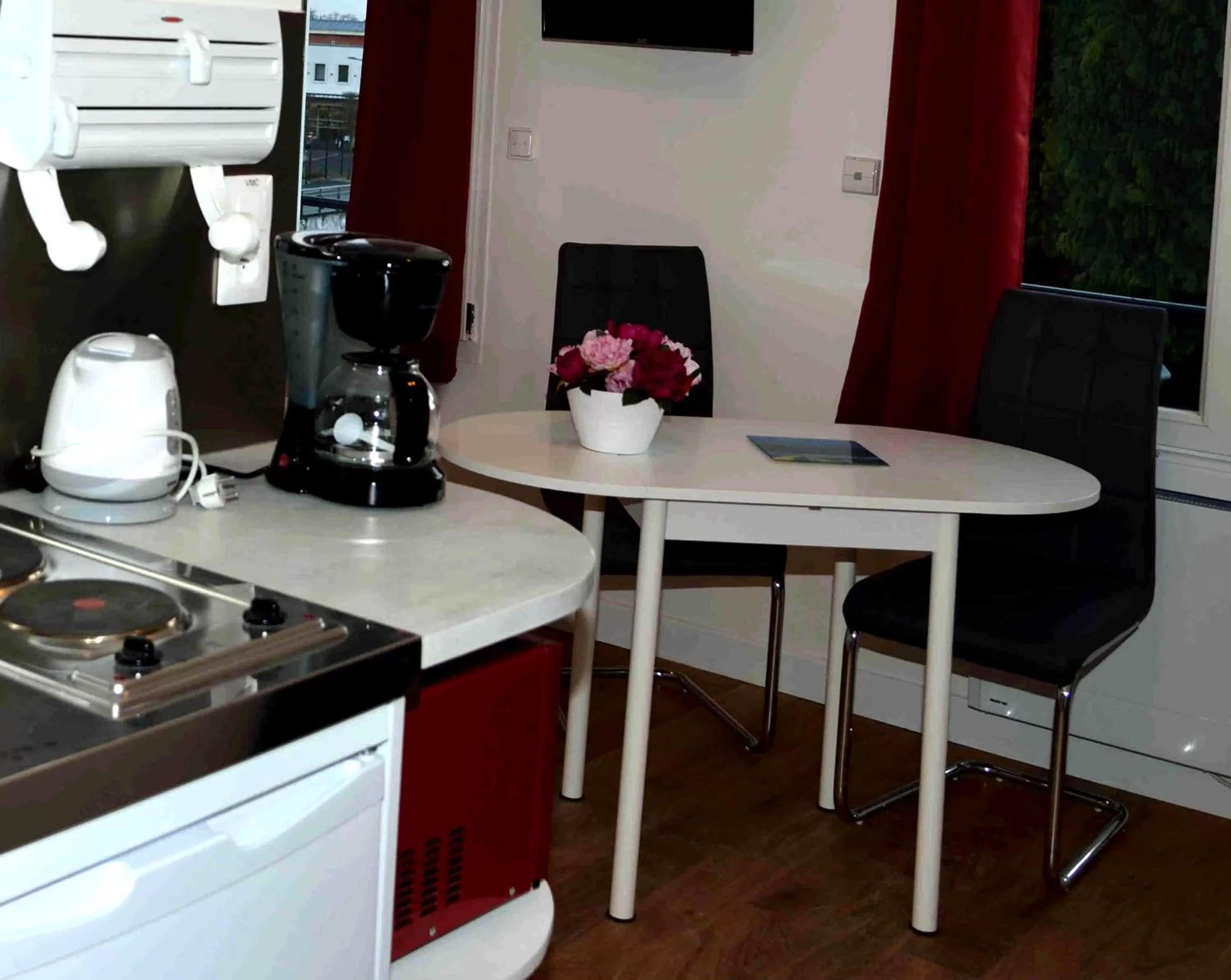 Kitchen/Kitchenette in Apparthotel Douai Gare