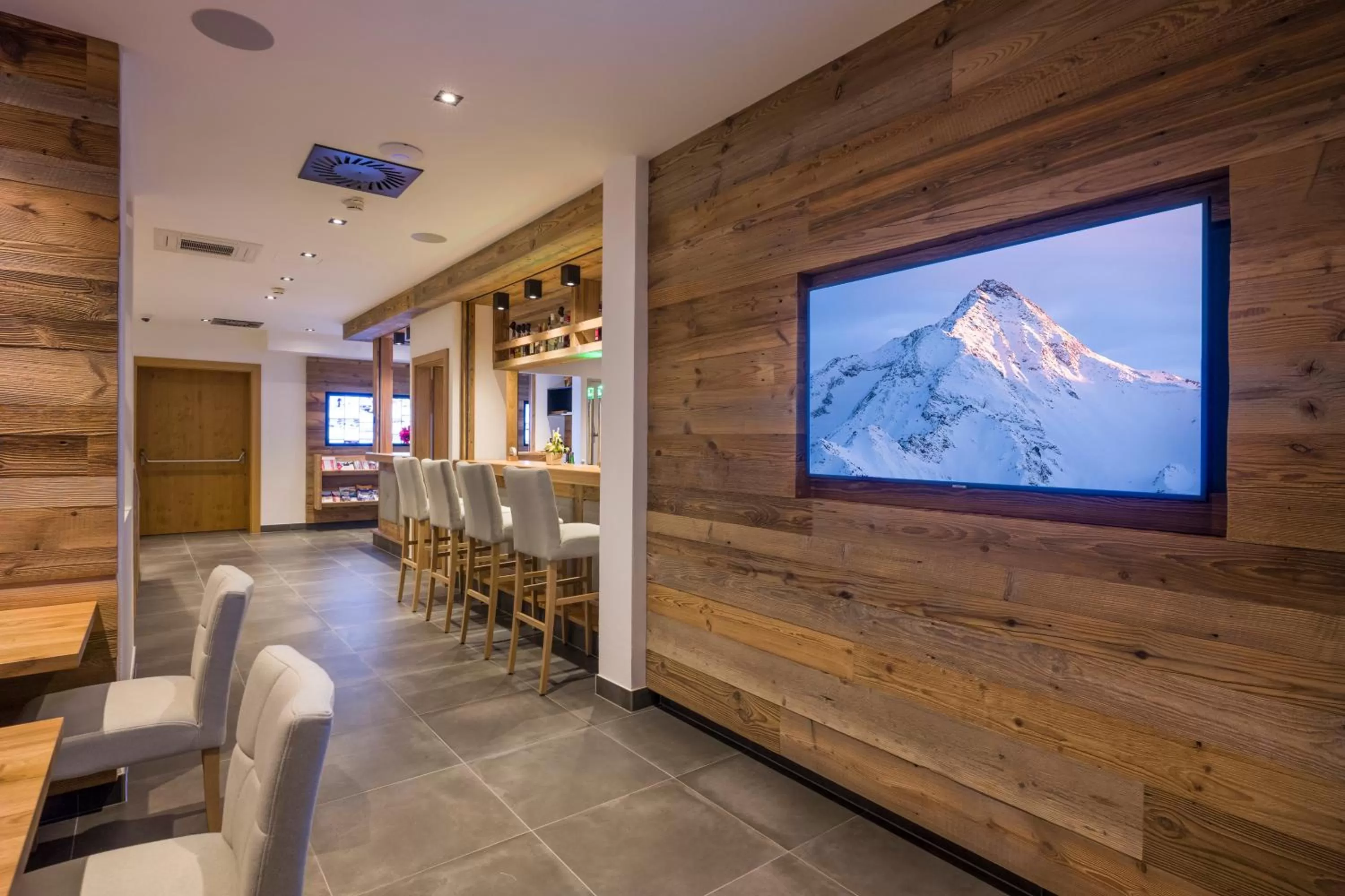 Communal lounge/ TV room in Alpenhof Hotel Garni Suprême