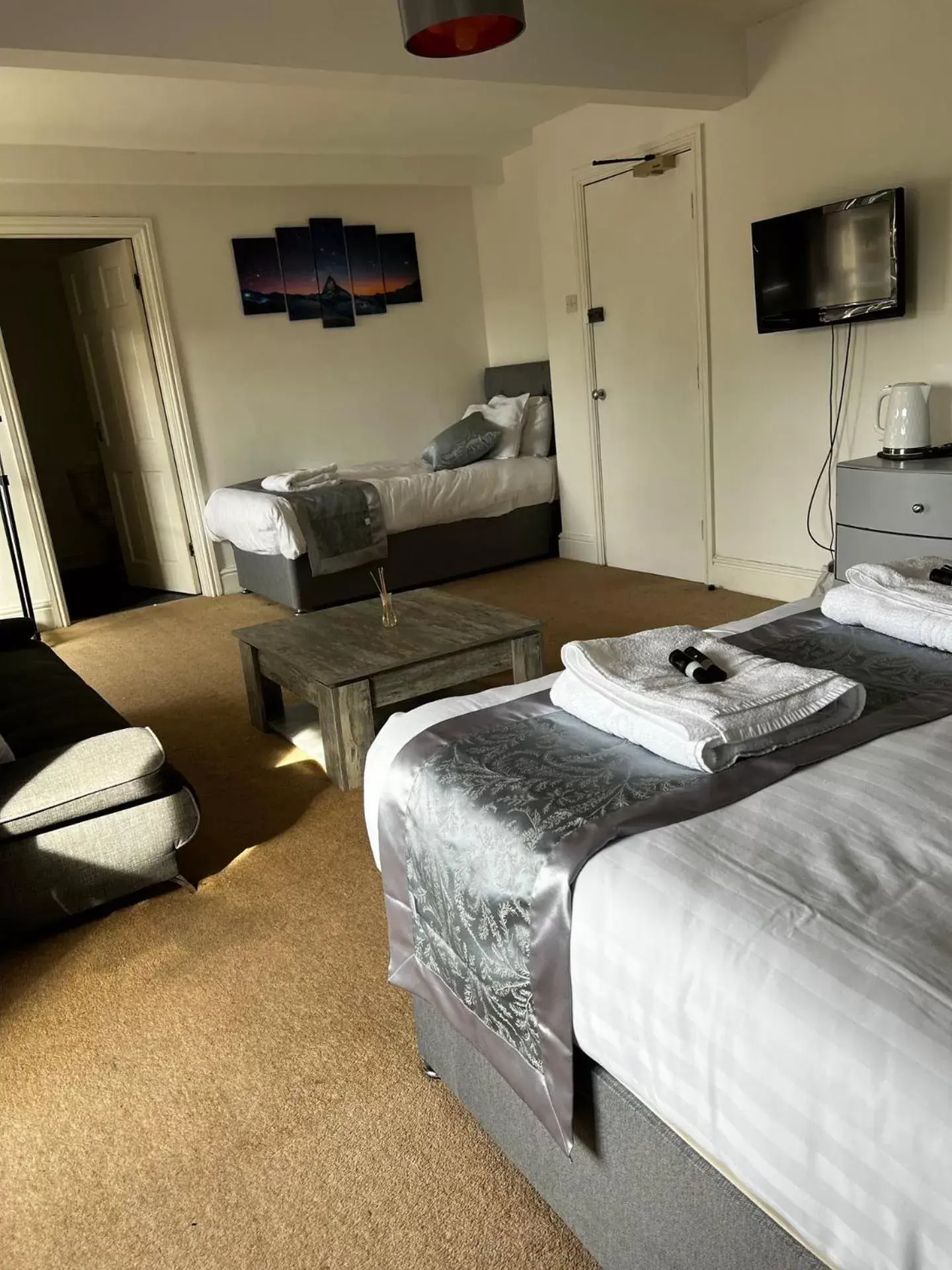 Triple Room in Queens Hotel Triple Room in Queens Hotel