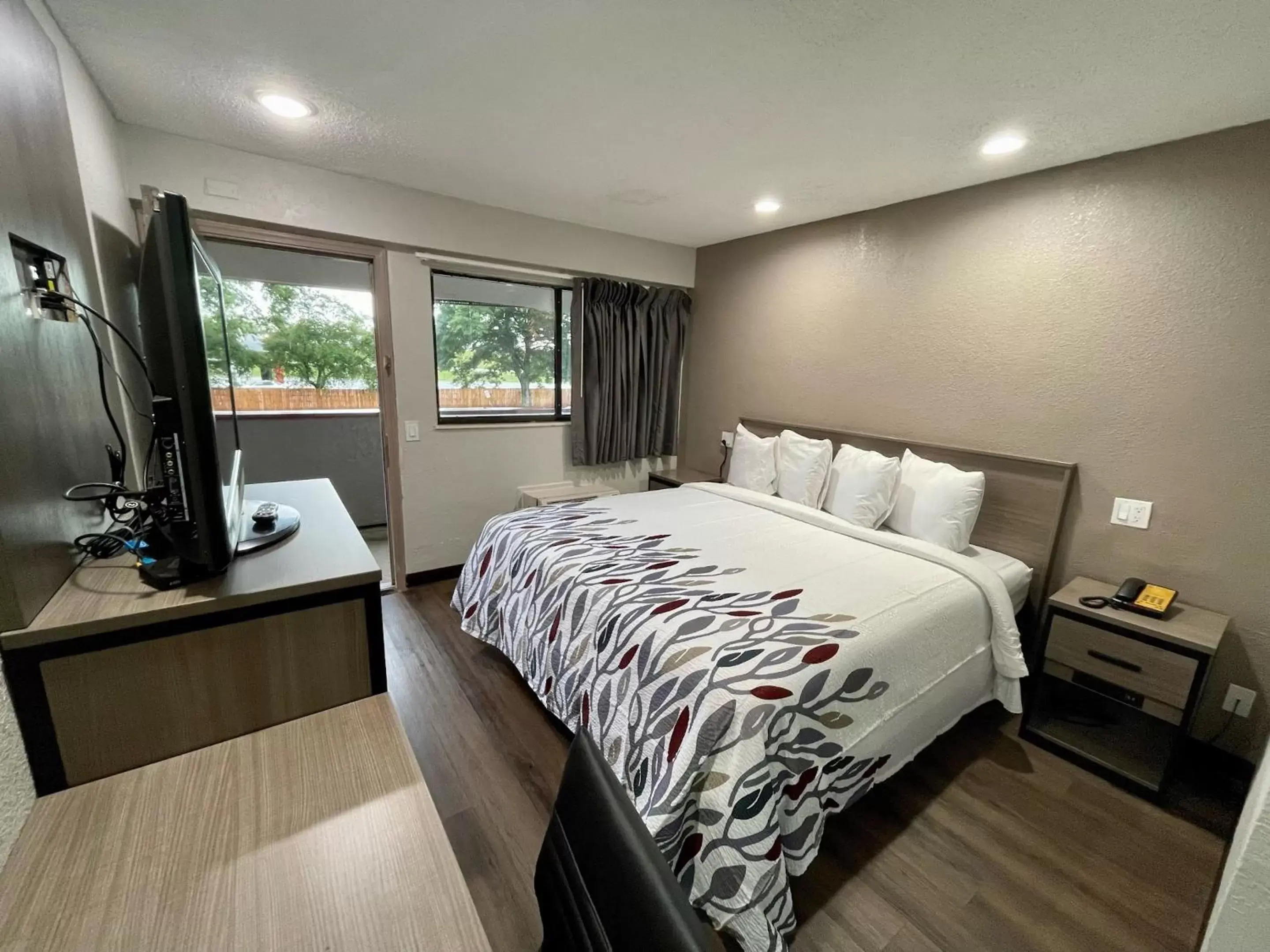 Standard King Room Non-Smoking Renovated in Red Roof Inn Lafayette, LA Standard King Room Non-Smoking Renovated in Red Roof Inn Lafayette, LA