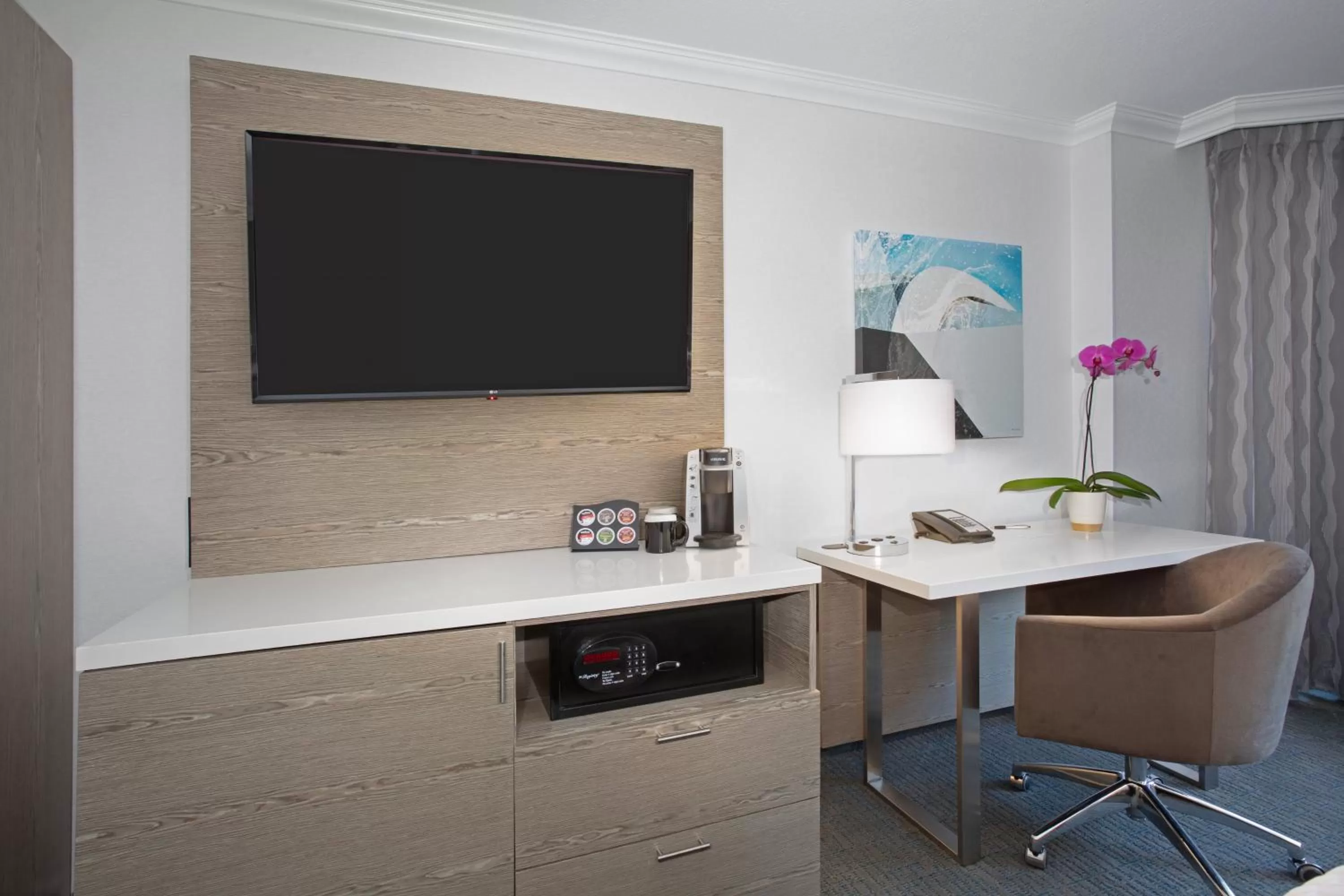 Photo of the whole room in Crowne Plaza Costa Mesa Orange County by IHG