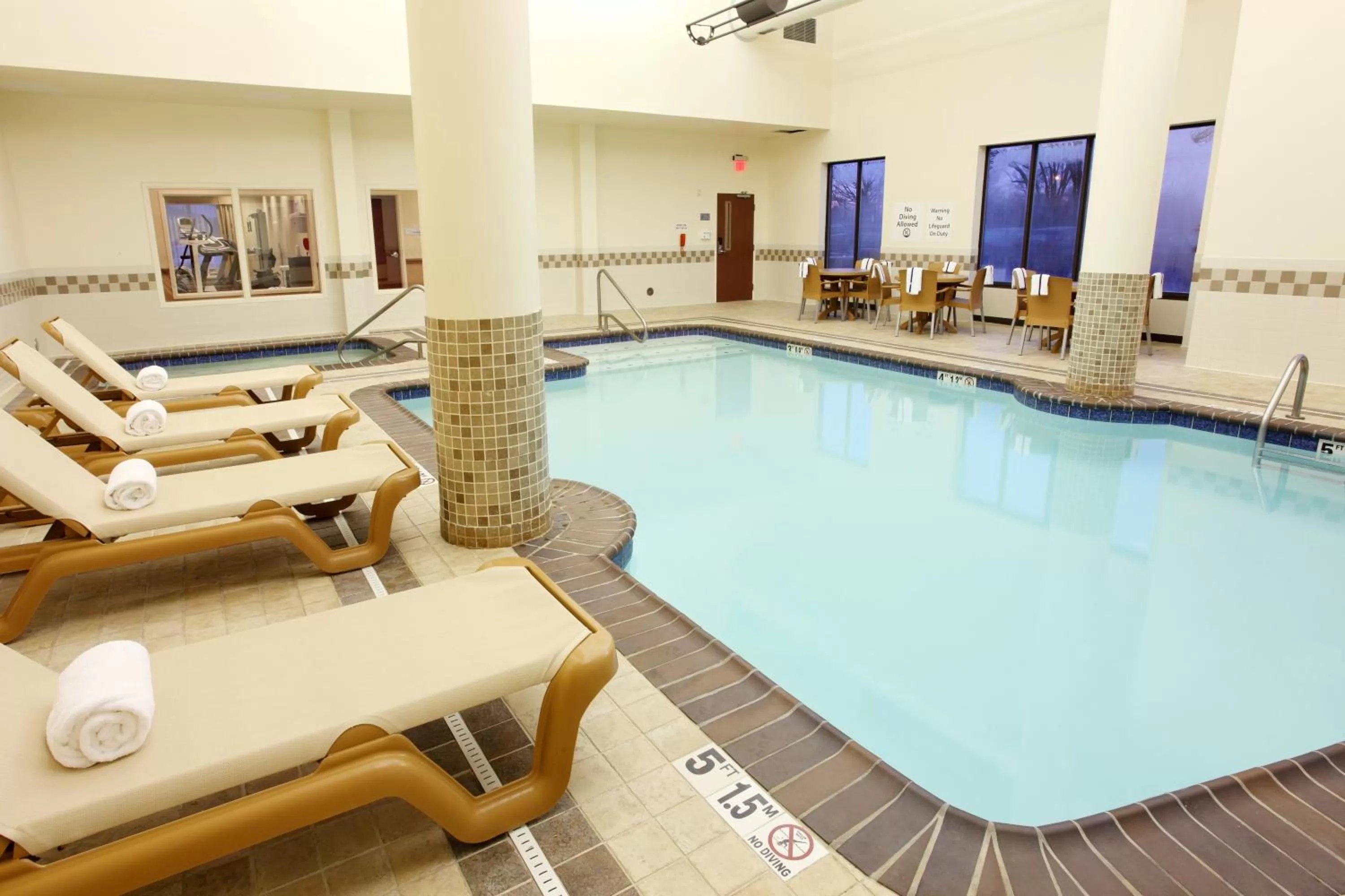 Swimming pool in Holiday Inn Express Hotel & Suites Ohio State University- OSU Medical Center by IHG