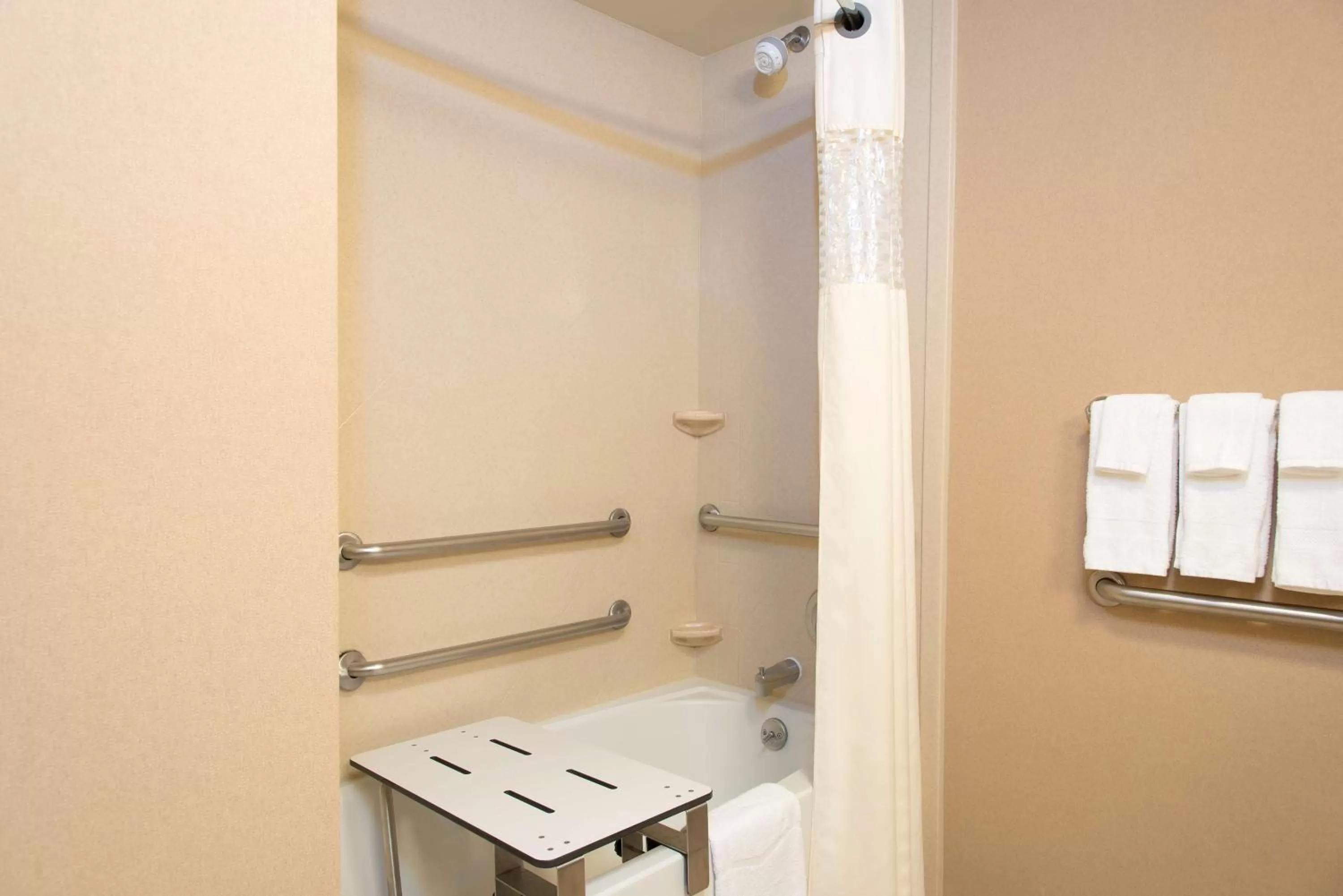 Bathroom in Hampton Inn & Suites Bloomington-Normal